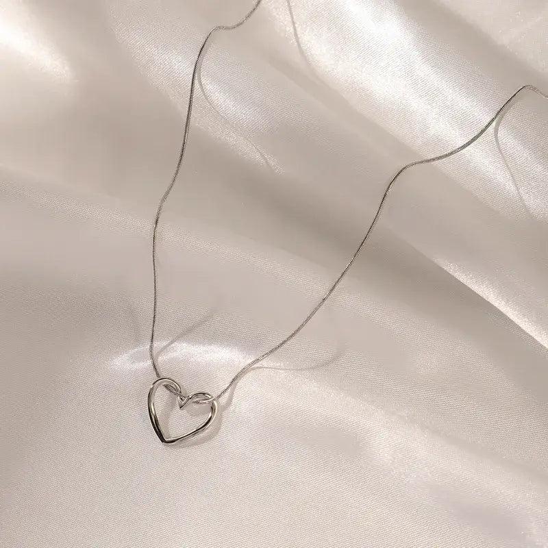 18k Gold Minimalist Simple Elegant Heart Chain Necklace Product Image