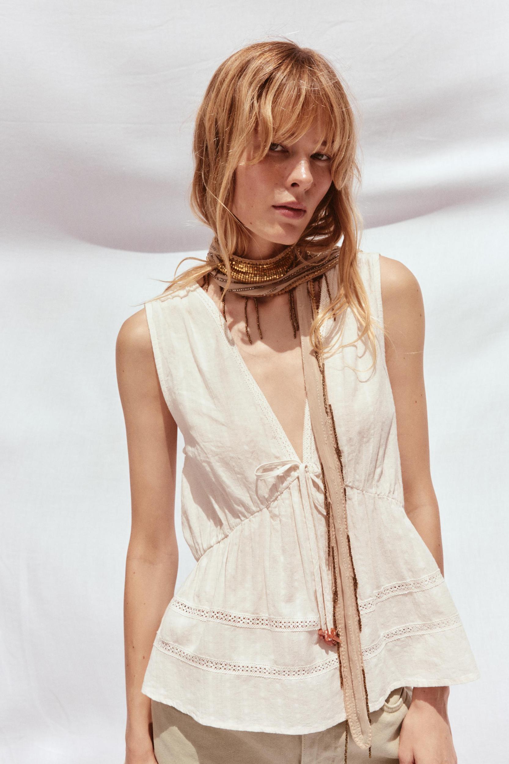 LACE TRIM SLEEVELESS TOP Product Image