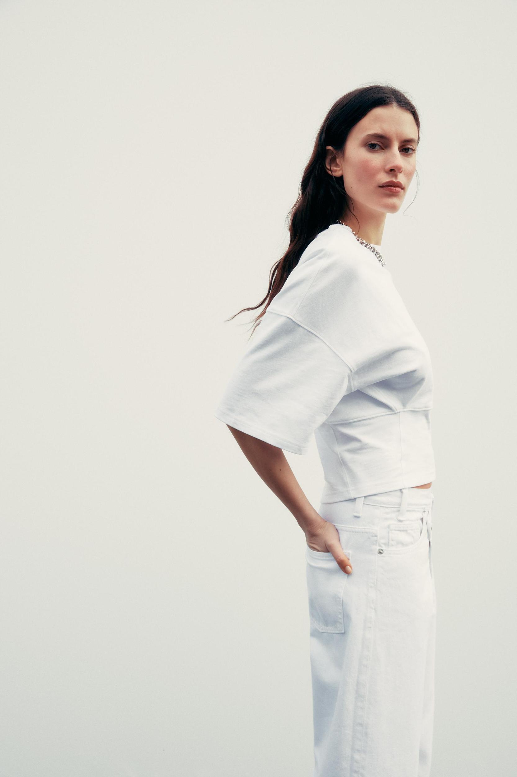 FITTED WAIST T-SHIRT Product Image