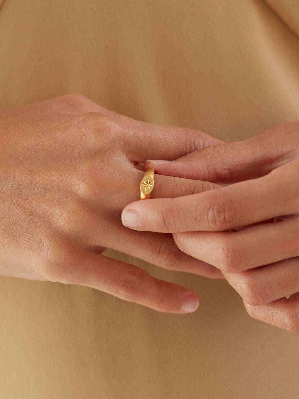 Guiding Star signet ring Product Image