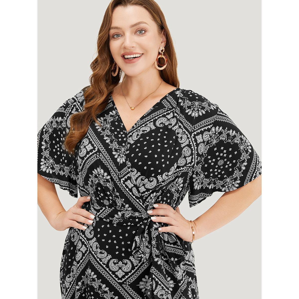 Plus Size Paisley Print Pocket Belted Wrap Flutter Sleeve Dress BlackFlower Women Vacation Wrap V-neck Short sleeve Curvy Knee Dress BloomChic 28/5X Product Image