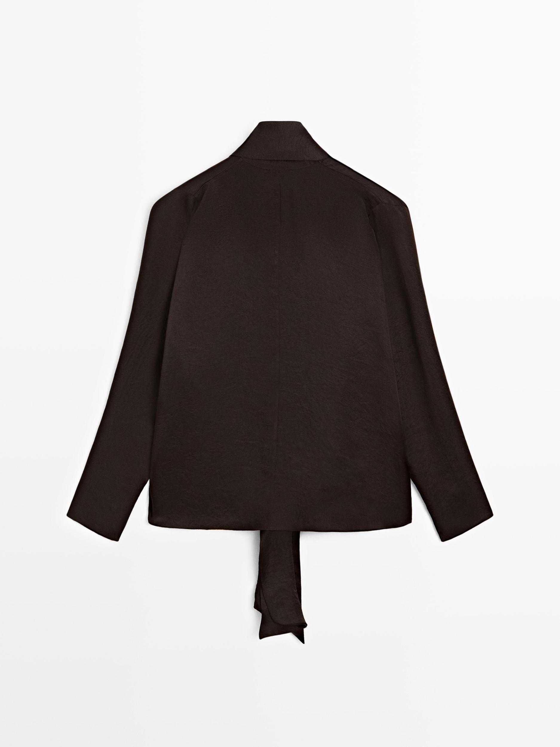 Flowing blouse with tie Product Image