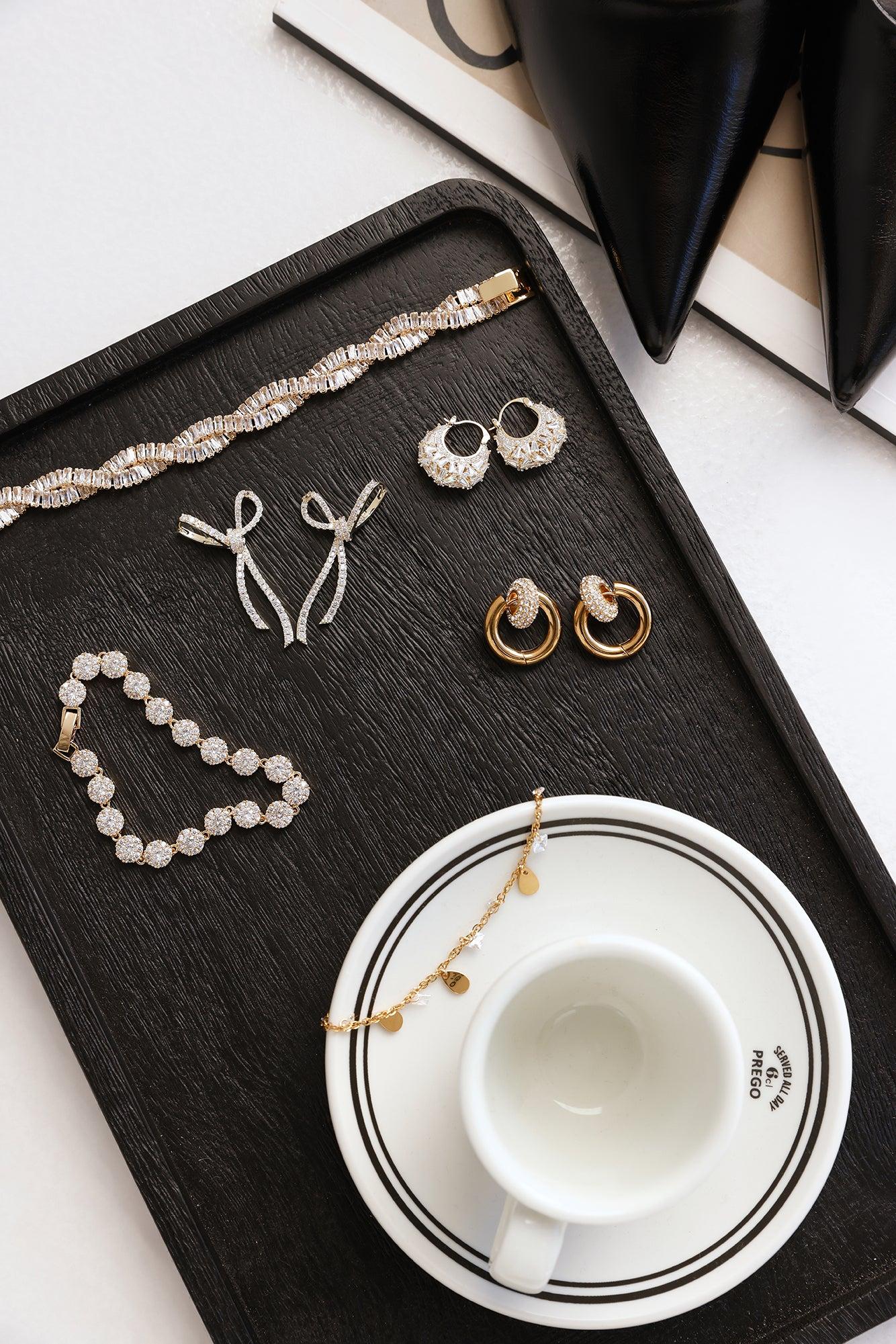 Zafrina Earrings Gold Product Image