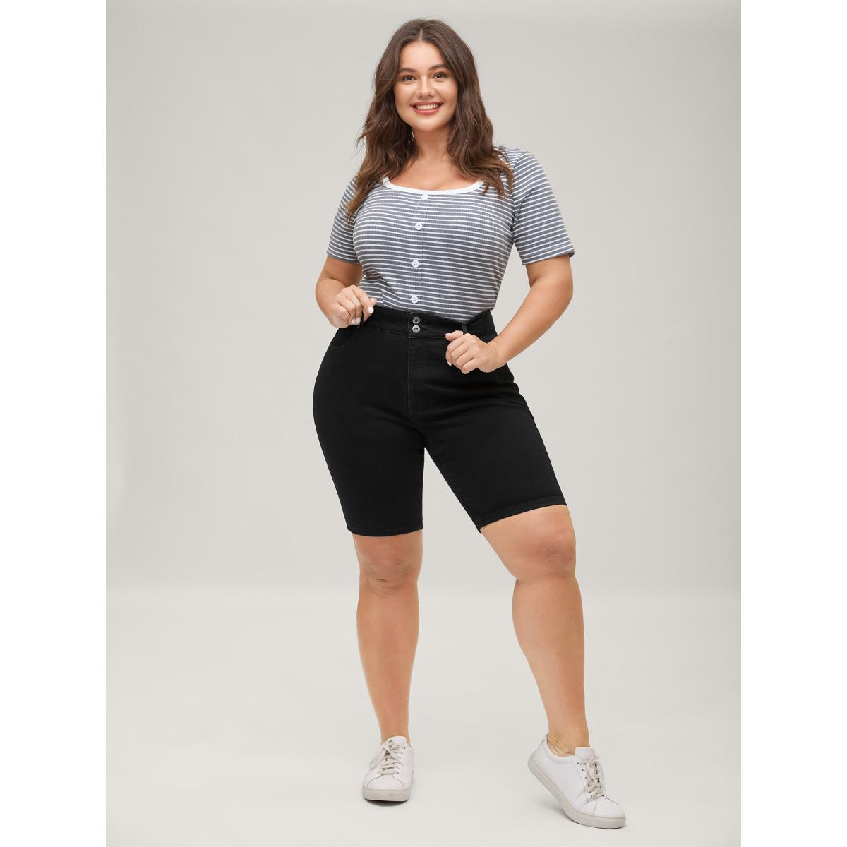 Plus Size Classic Skinny-Fit Denim Shorts Women Denimblack Medium stretch Casual Slanted pocket Leisure Denim Shorts BloomChic 12/L Product Image