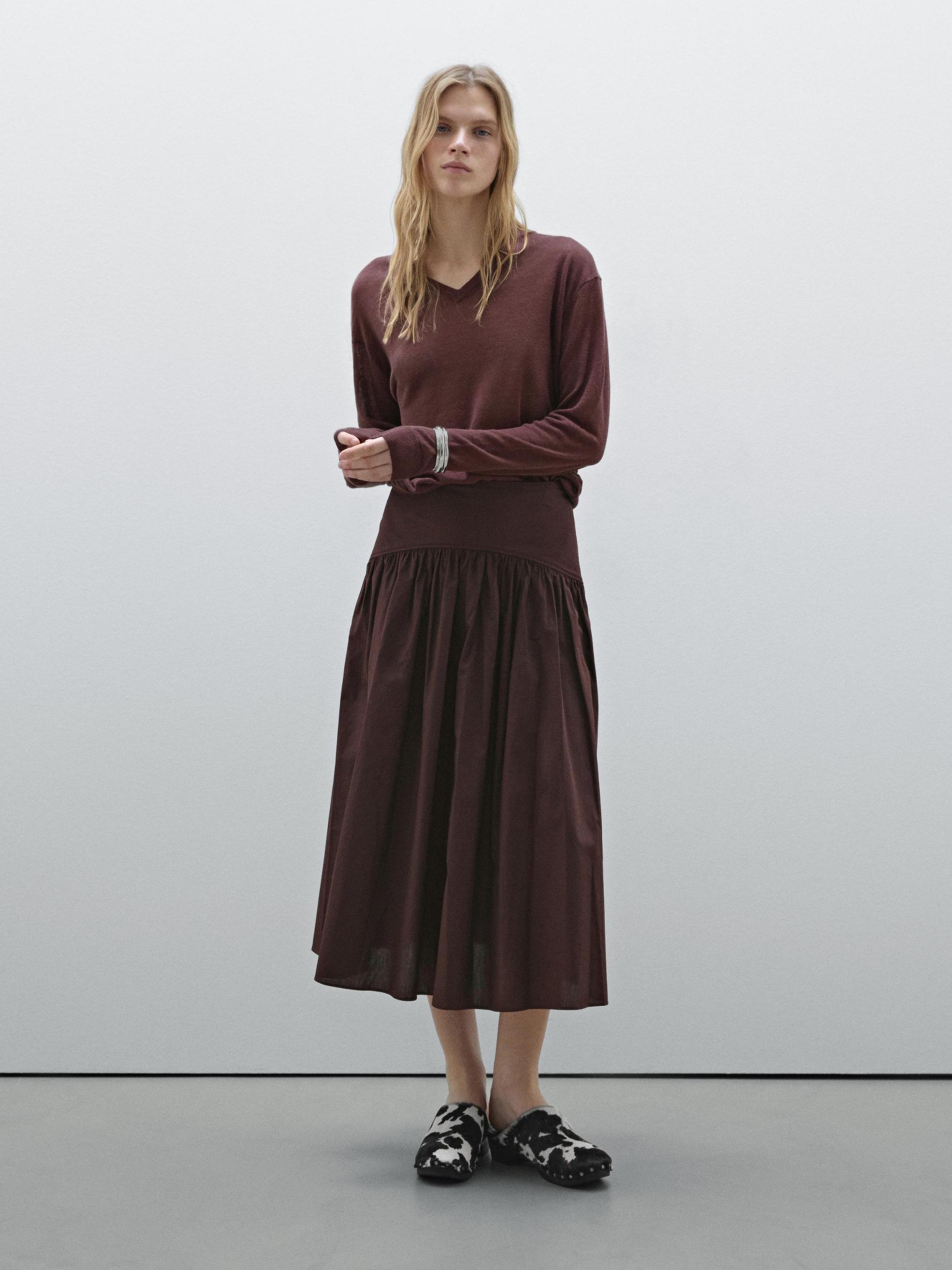 Linen V-neck knit sweater Product Image