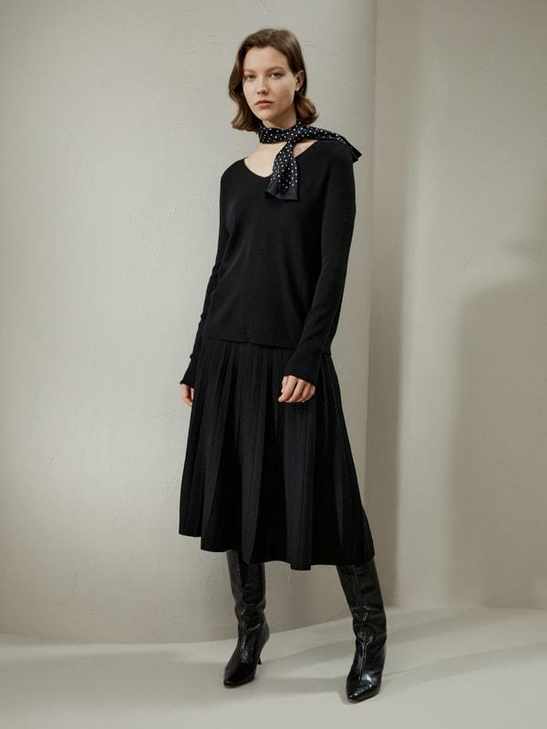 V-neck Ultra-fine Merino Wool Sweater Product Image