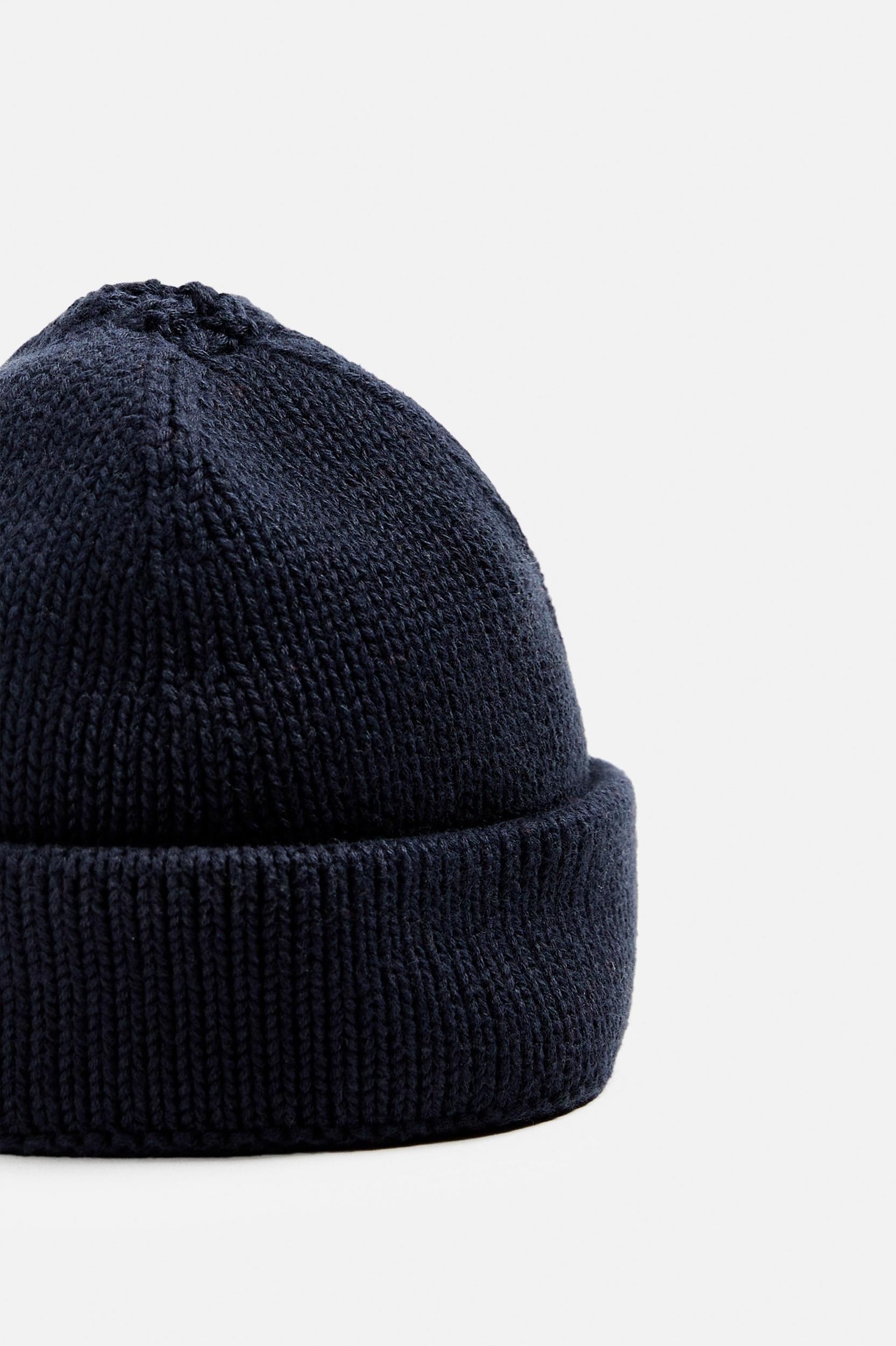 SHORT KNIT HAT Product Image