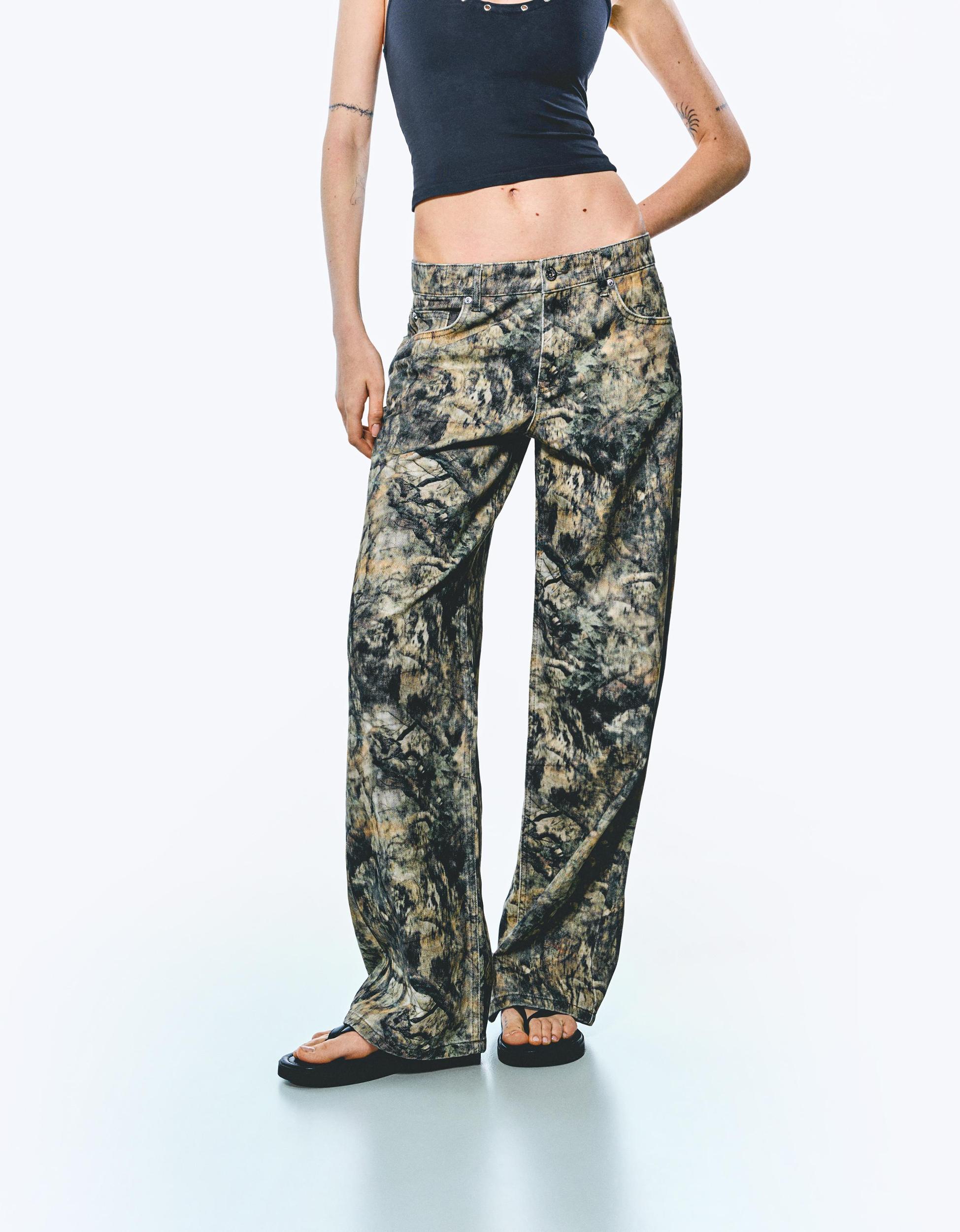 Blonde lace top with ruffles Product Image