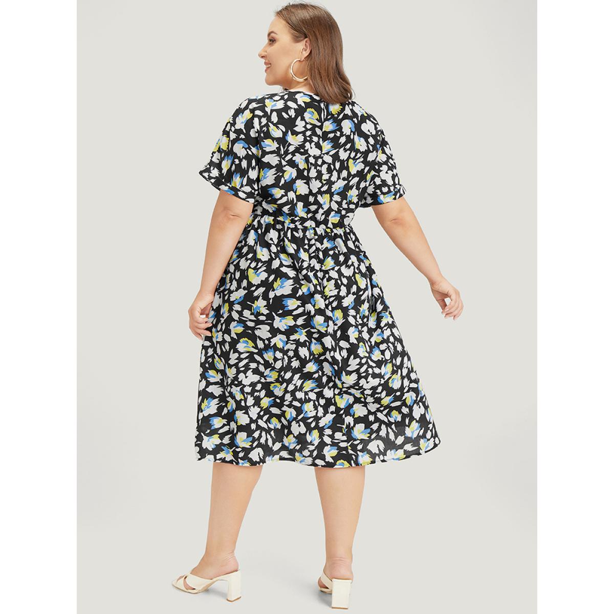 Plus Size Floral Print Pocket Round Neck Flutter Hem Dress Black Women Elegant Ruffles Round Neck Short sleeve Curvy Midi Dress BloomChic 22-24/3X Product Image