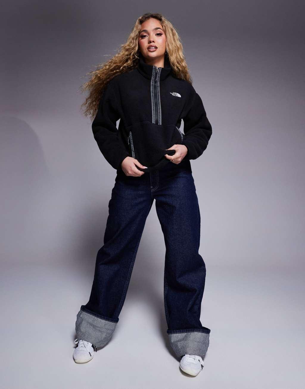 The North Face Fleeski Quarter Zip Pullover in black Product Image