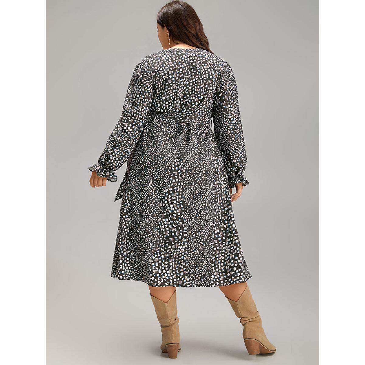 Plus Size Allover Print Elastic Waist Pocket Pleated Dress Black Women Vacation Elastic cuffs Notched collar Long Sleeve Curvy Midi Dress BloomChic 26/4X Product Image