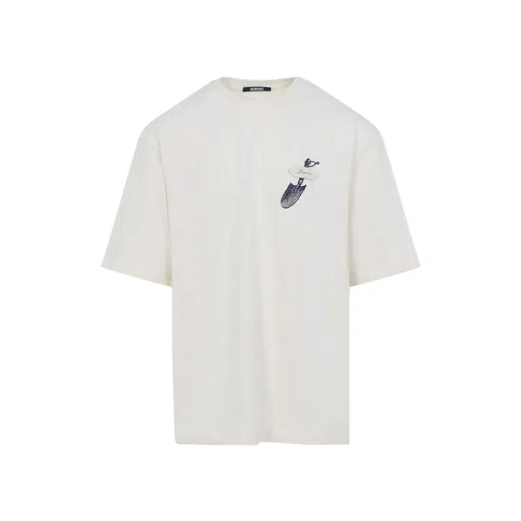 JACQUEMUS Graphic Print Crew Neck Short Sleeve T-shirt In White Product Image
