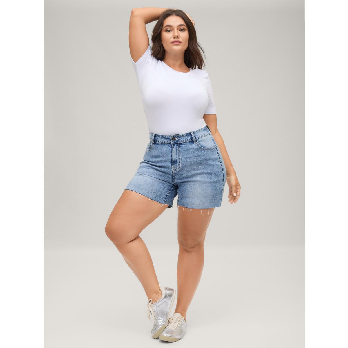 Plus Size Classic Cut Skinny-Fit Denim Shorts Women Midblue Medium stretch Casual Slanted pocket Denim Shorts BloomChic 18/2X Product Image