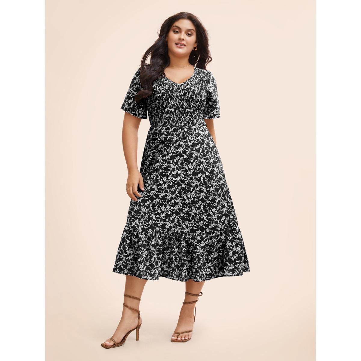 Plus Size Ditsy Floral Shirred Ruffle Hem Dress Black Women Elegant Shirred V-neck Short sleeve Curvy BloomChic 14-16/1X Product Image