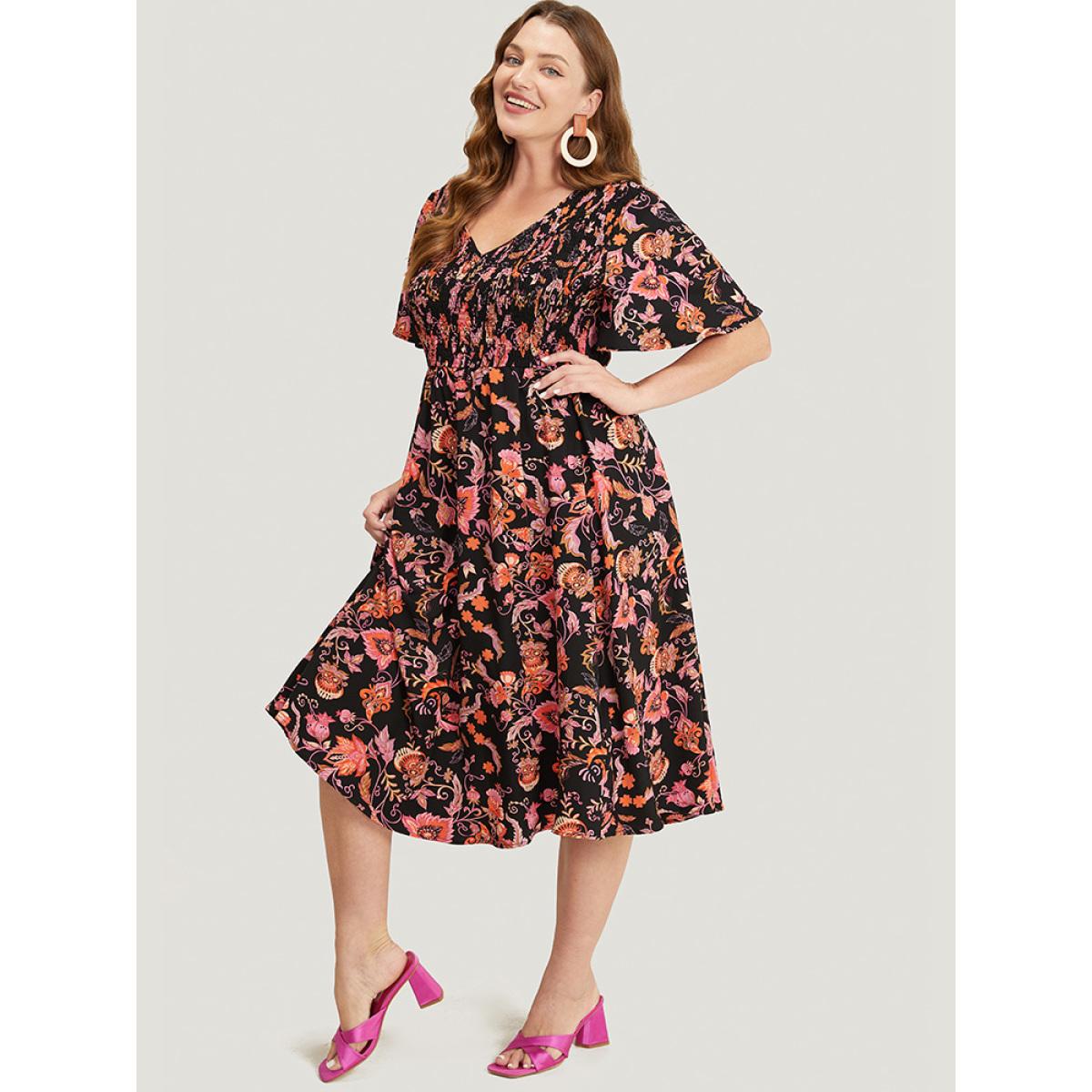 Plus Size Bandana Print Pocket Shirred V Neck Ruffle Hem Dress Black Women Vacation Pocket V-neck Short sleeve Curvy Midi Dress BloomChic 26/4X Product Image