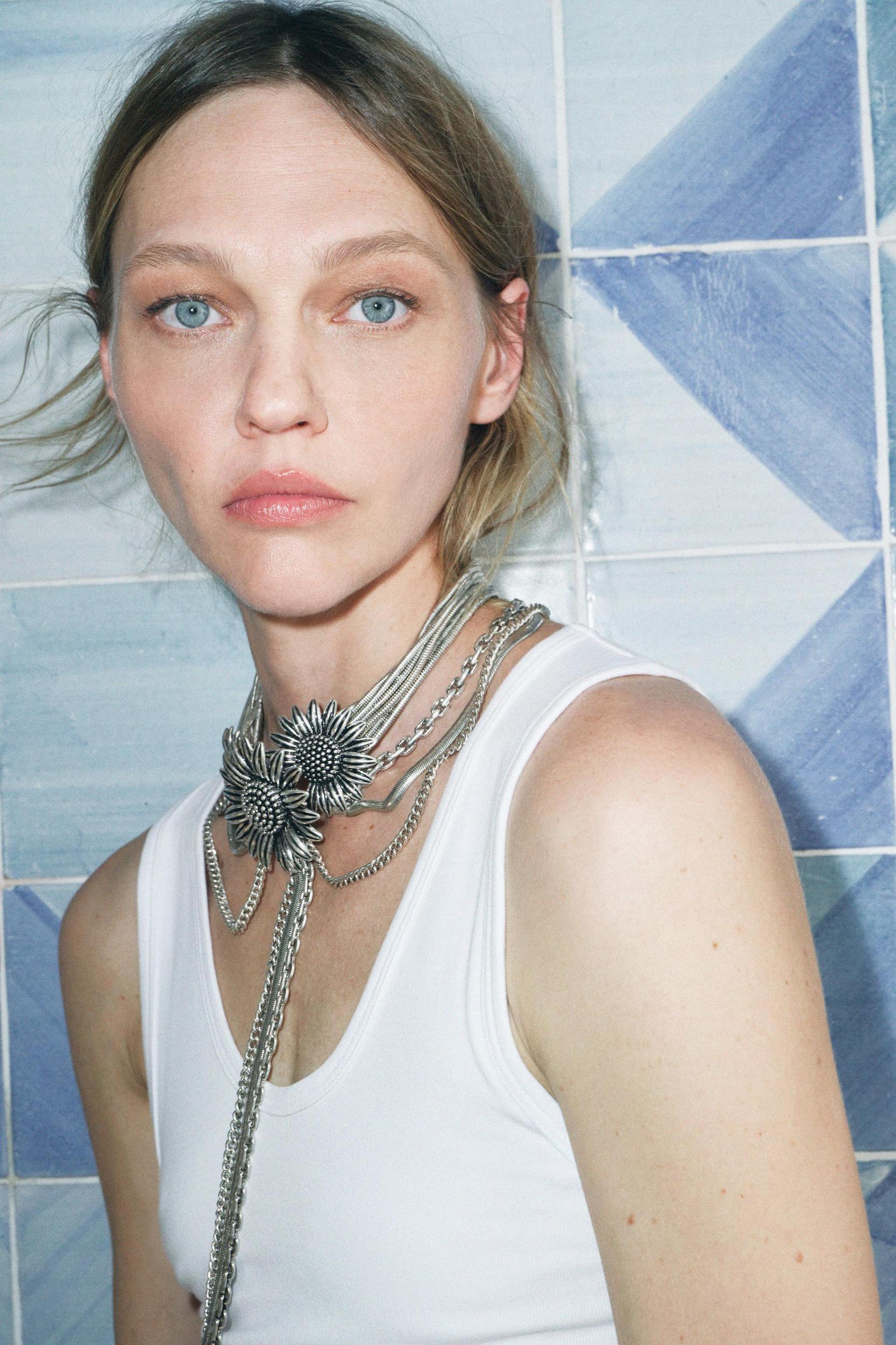 FLOWER CHAIN CHOKER NECKLACE Product Image