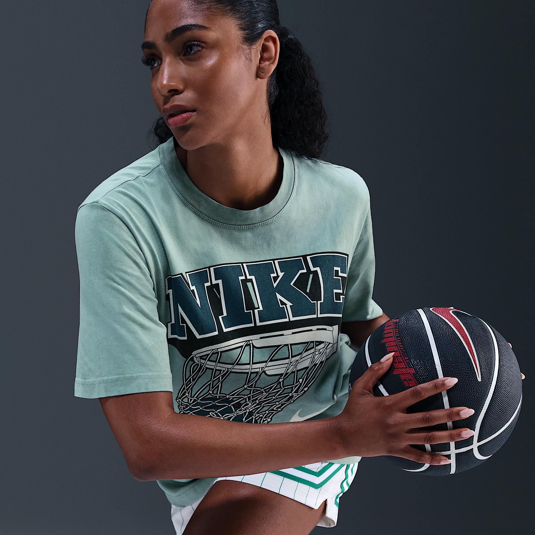 Nike Women's Loose Graphic Basketball T-Shirt Product Image
