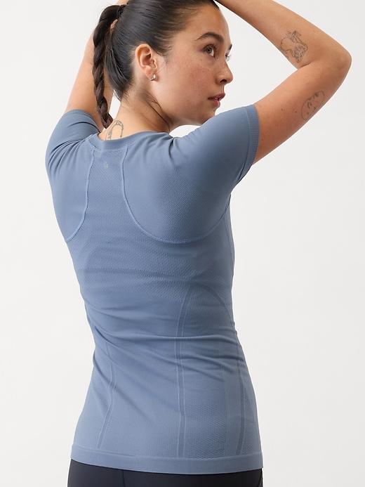 Momentum Seamless Tee Product Image