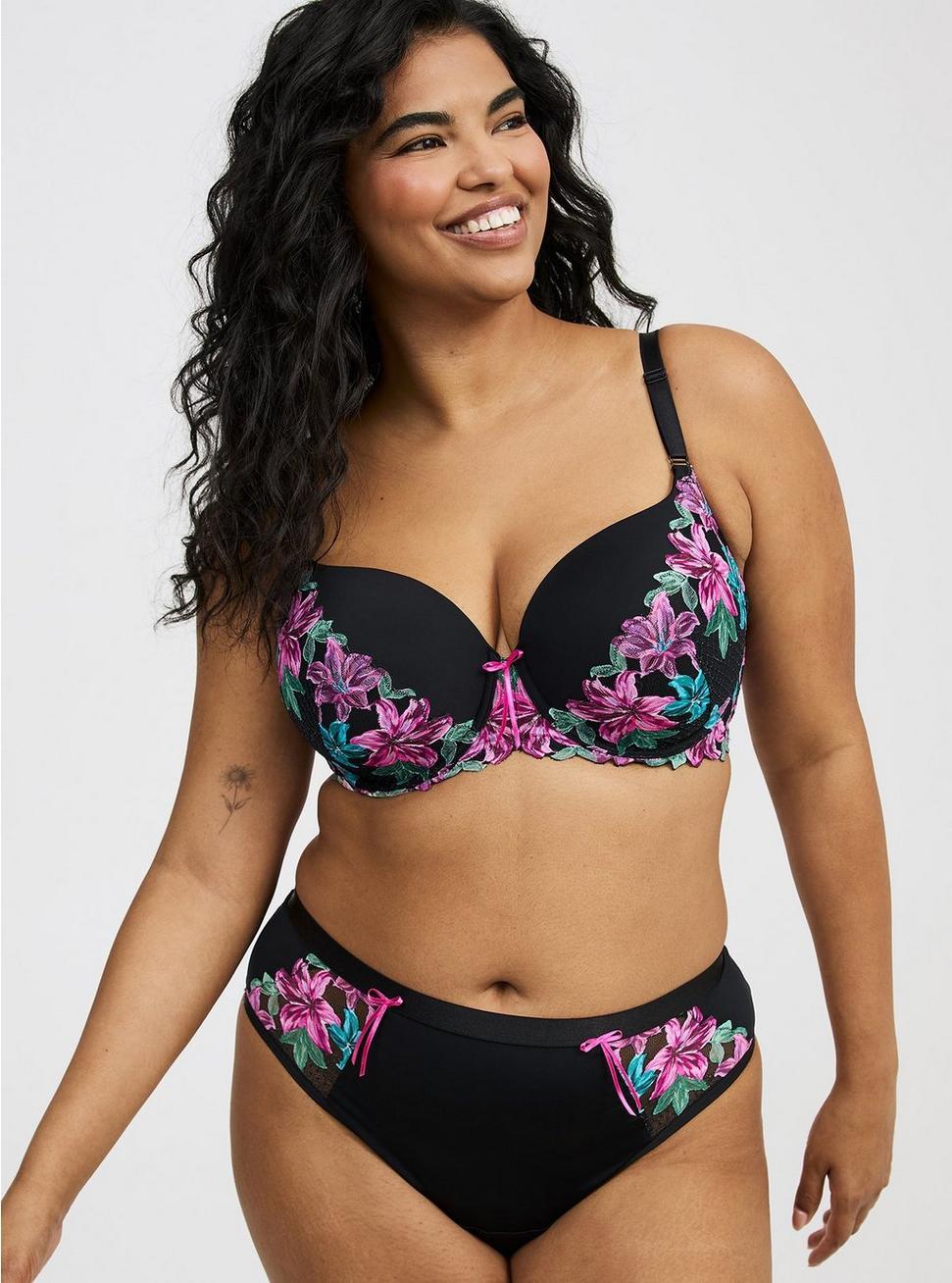 Mid-Rise Nova Lace Thong Panty Product Image