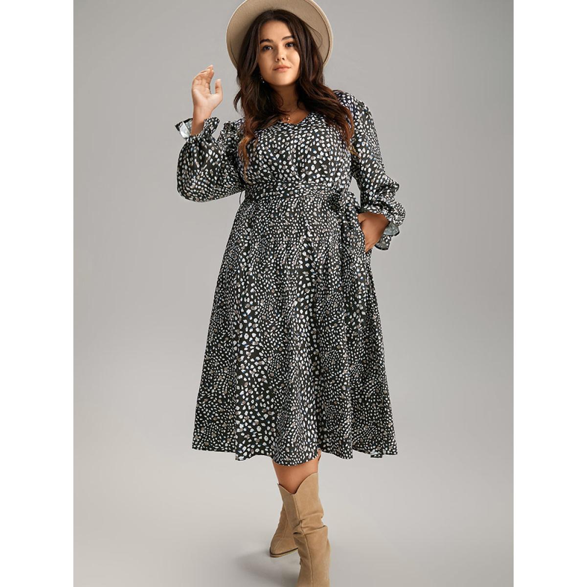 Plus Size Allover Print Elastic Waist Pocket Pleated Dress Black Women Vacation Elastic cuffs Notched collar Long Sleeve Curvy Midi Dress BloomChic 26/4X Product Image