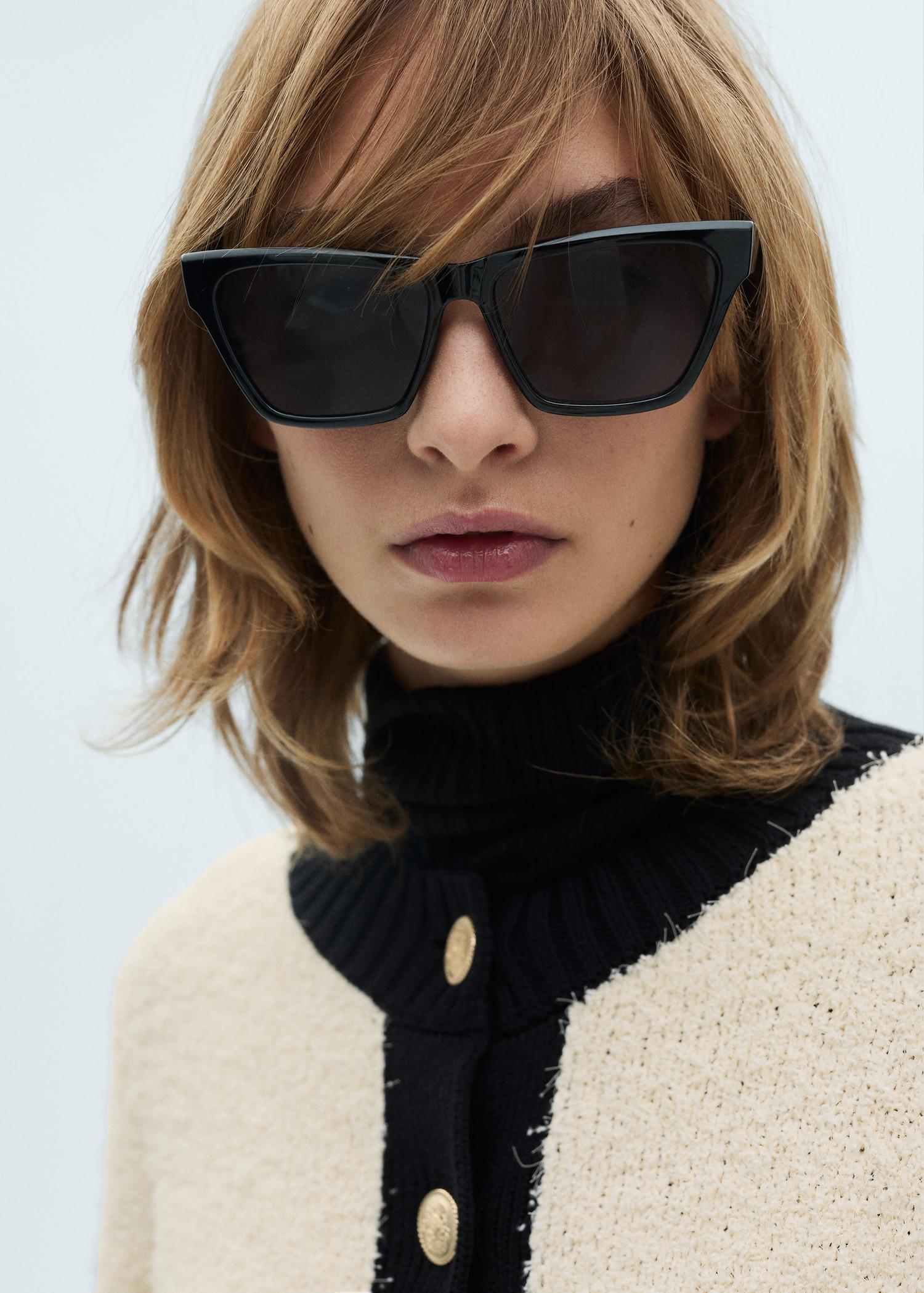 Contrasted buttons jacket - Women | MANGO USA Product Image