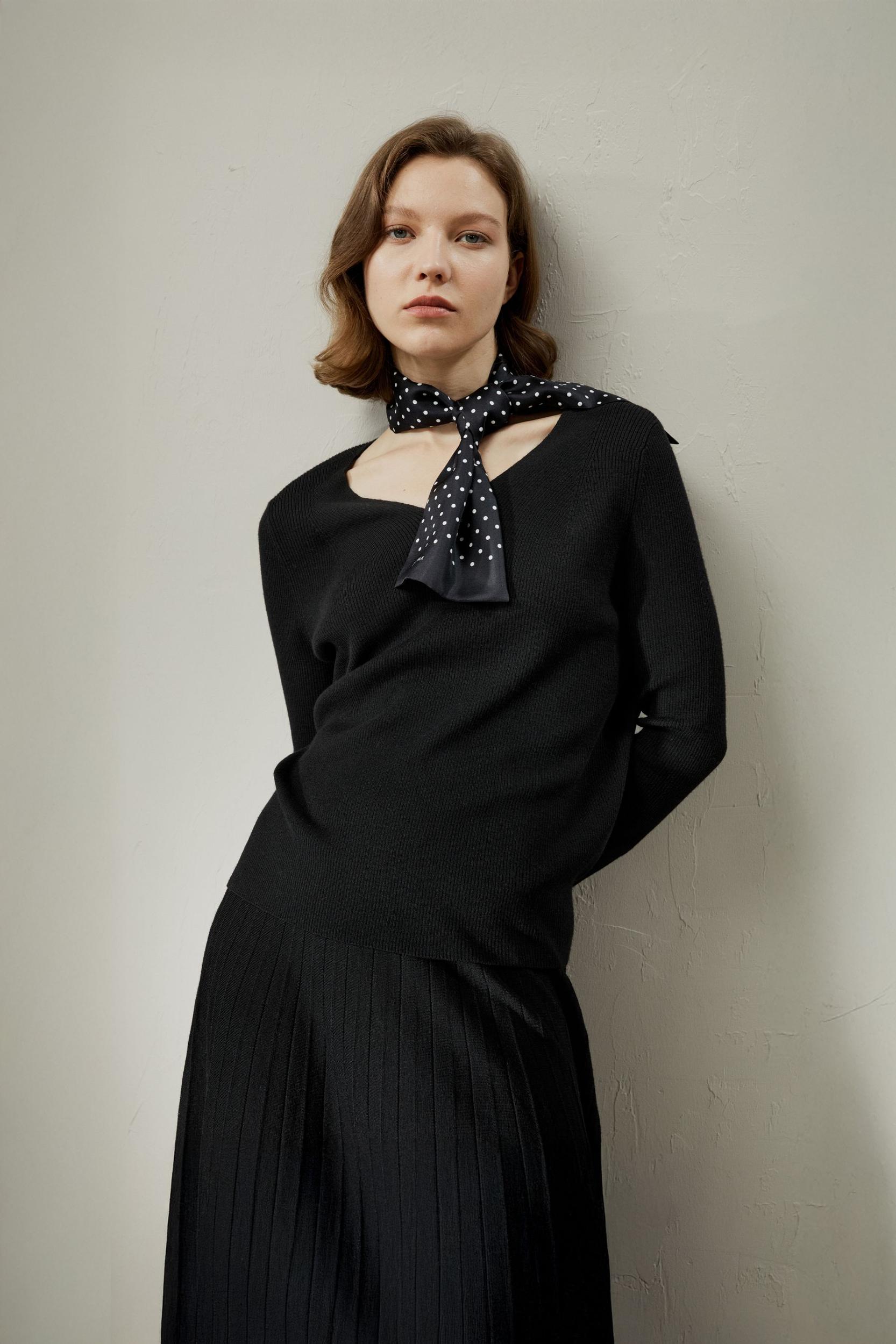 V-neck Ultra-fine Merino Wool Sweater Product Image