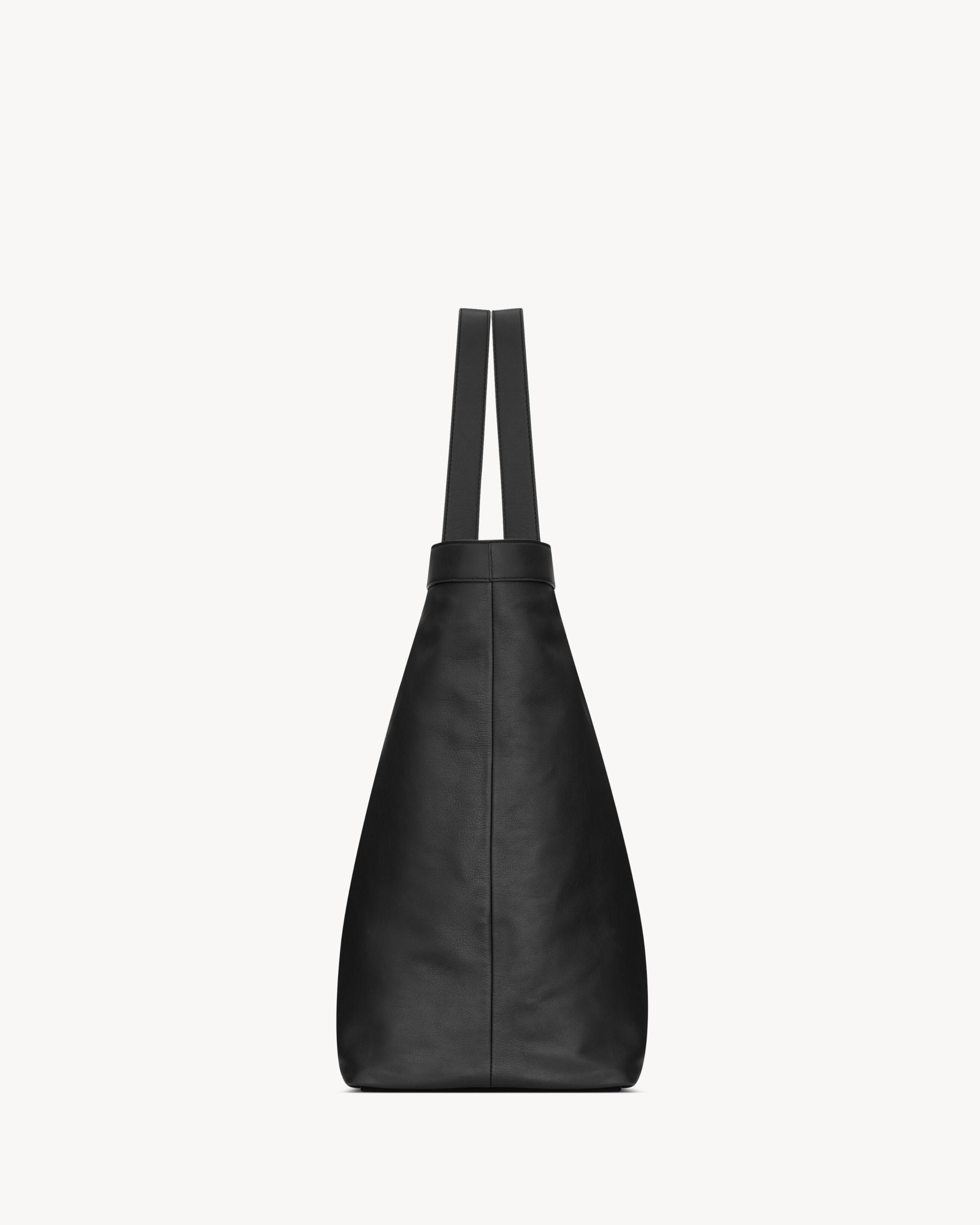 Y maxi tote in grained leather Product Image
