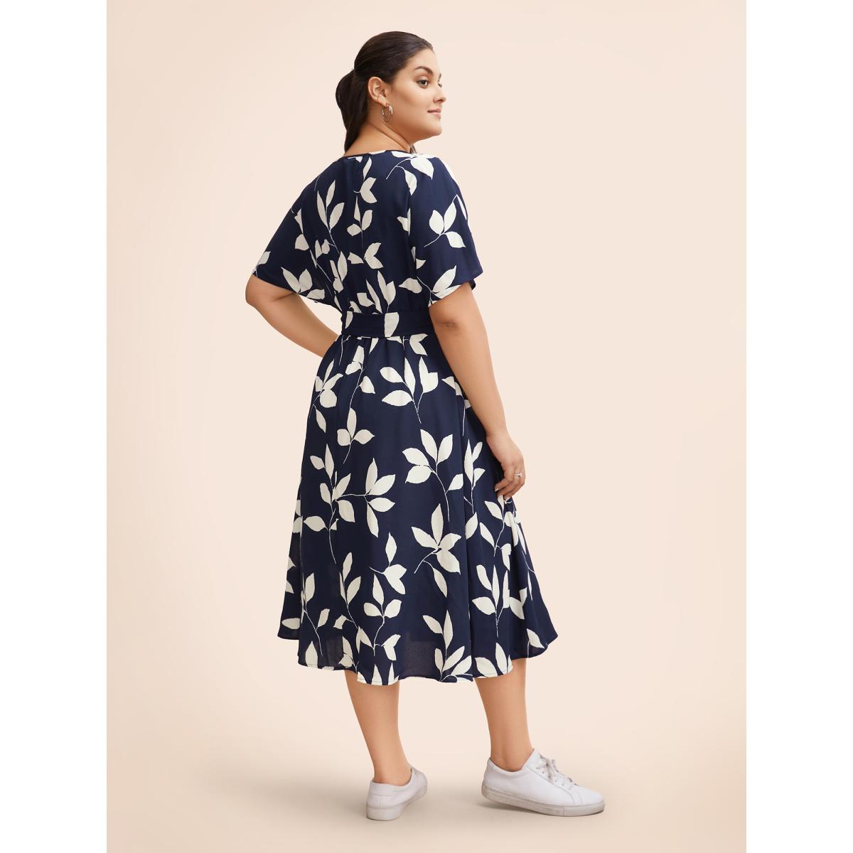 Plus Size Leaf Print Pocket Belted Dress DarkBlue Women Casual Belted Round Neck Short sleeve Curvy Midi Dress BloomChic 18-20/2X Product Image
