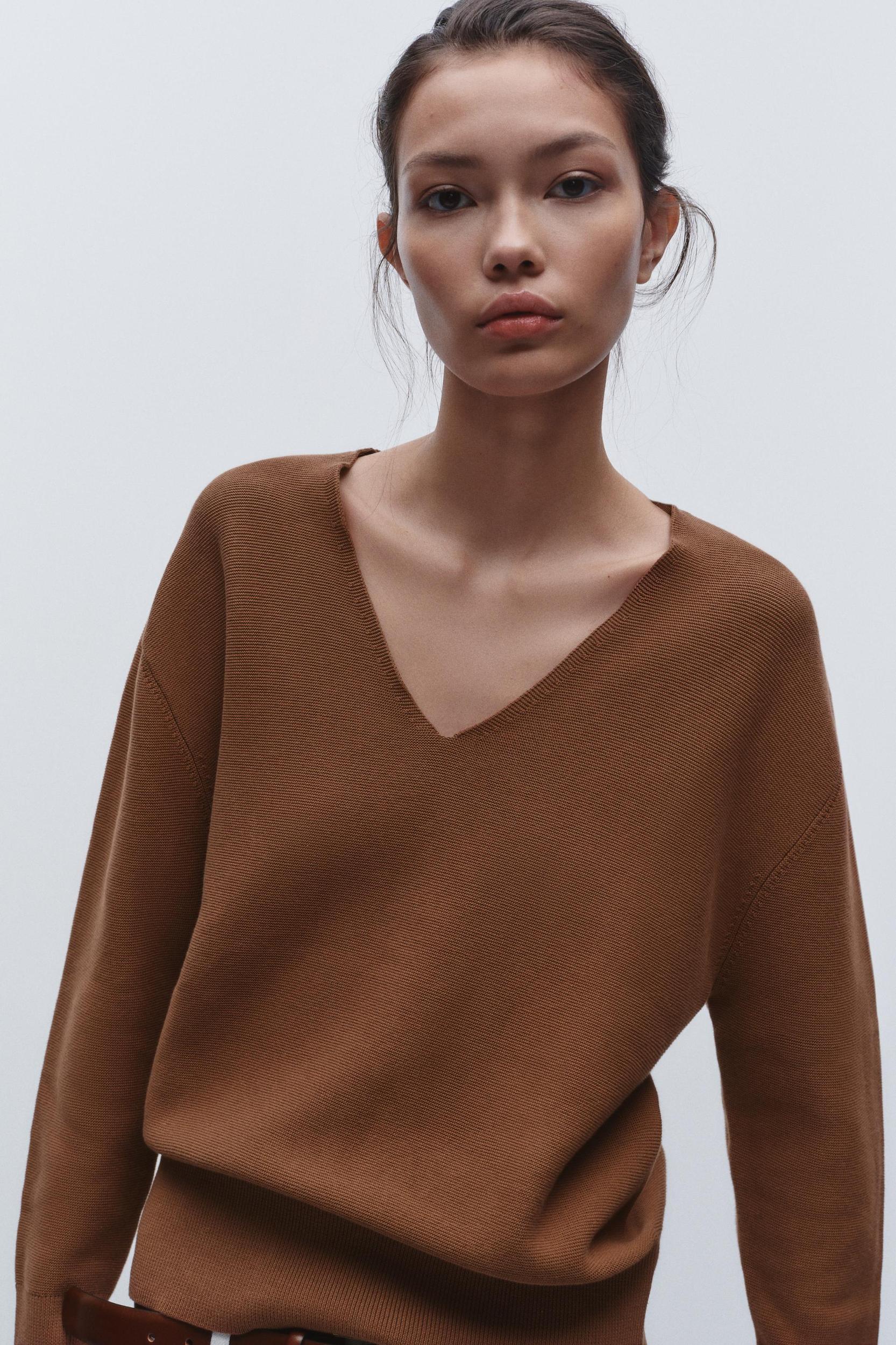KNIT V-NECK SWEATER Product Image