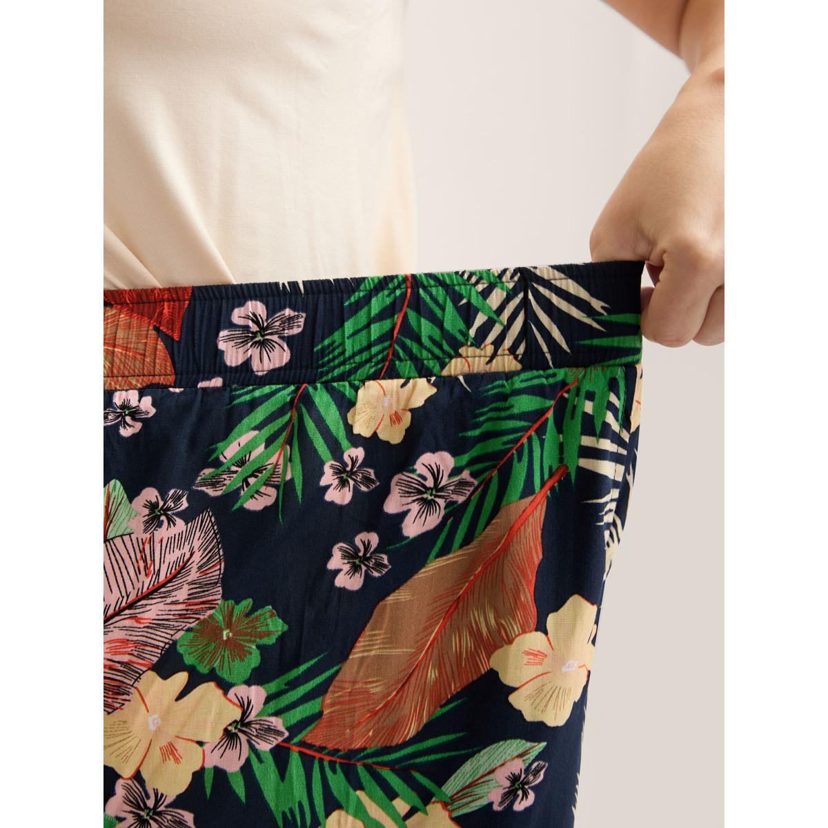 Plus Size Stretchy Tropical Wide-Leg Shorts Women Indigo Casual Wide Leg Everyday-Casual Shorts BloomChic 28/5X Product Image