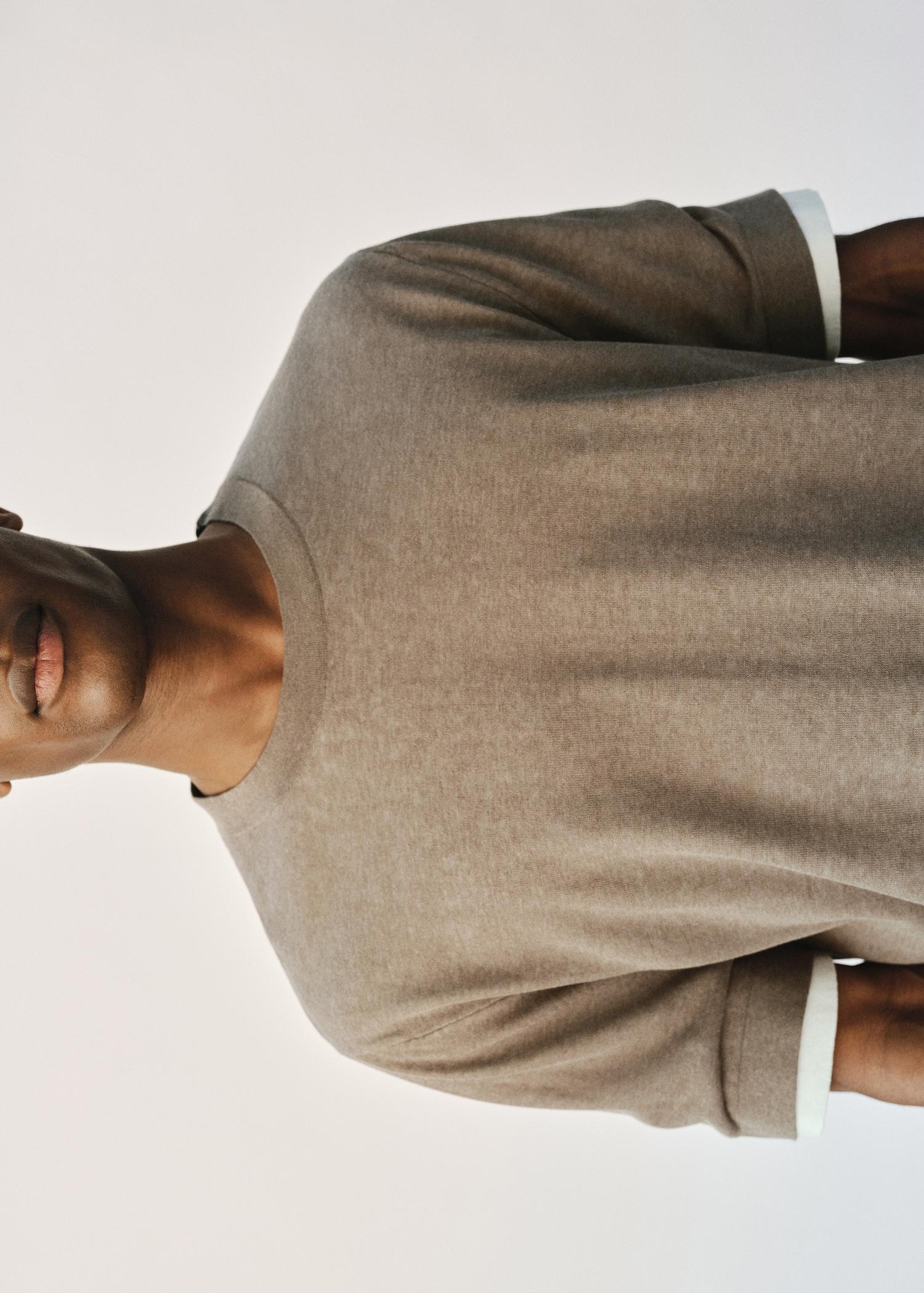 Contrasting cotton-blend T-shirt - Men | MANGO USA Product Image