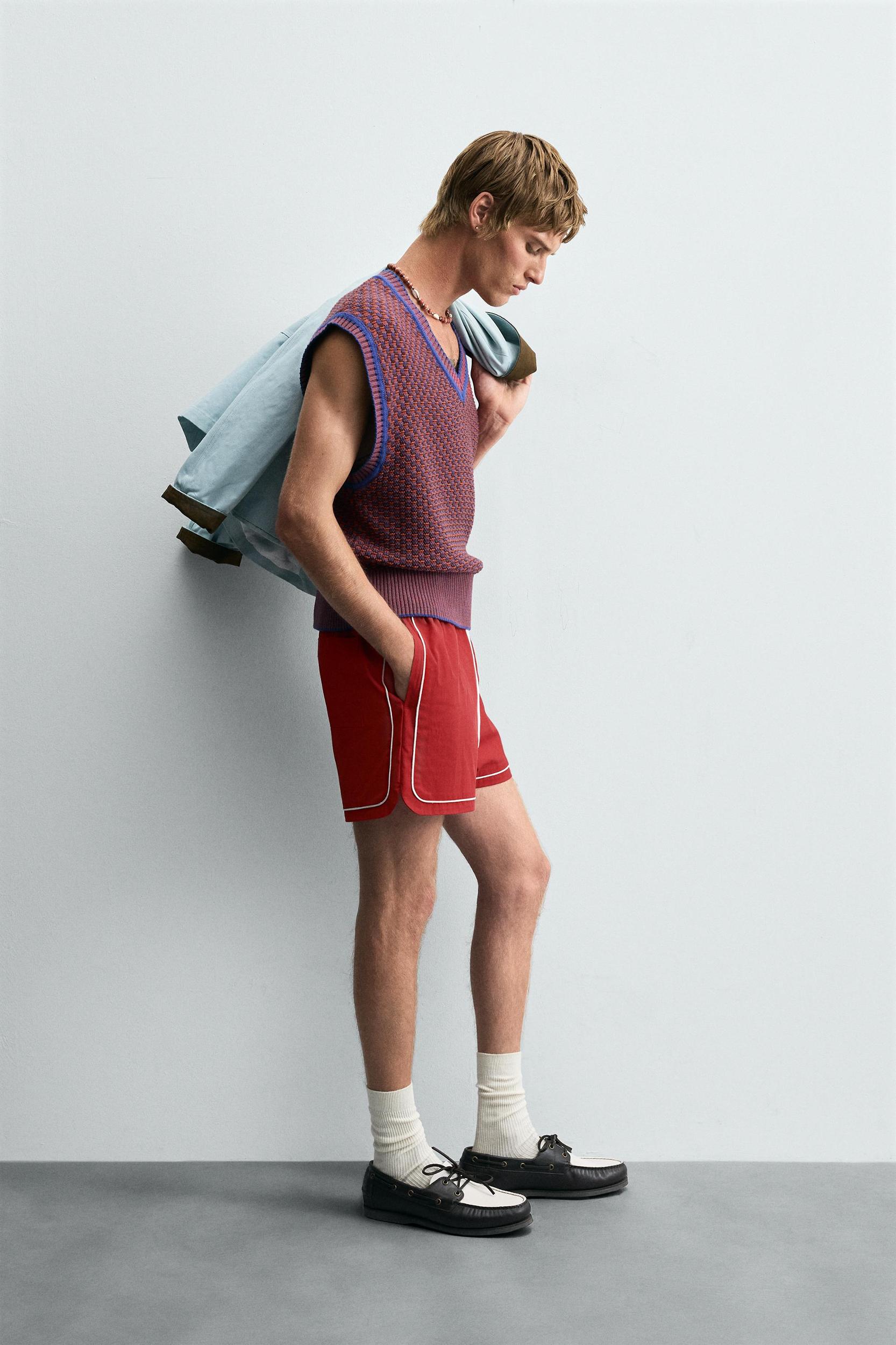 CONTRAST KNIT VEST Product Image