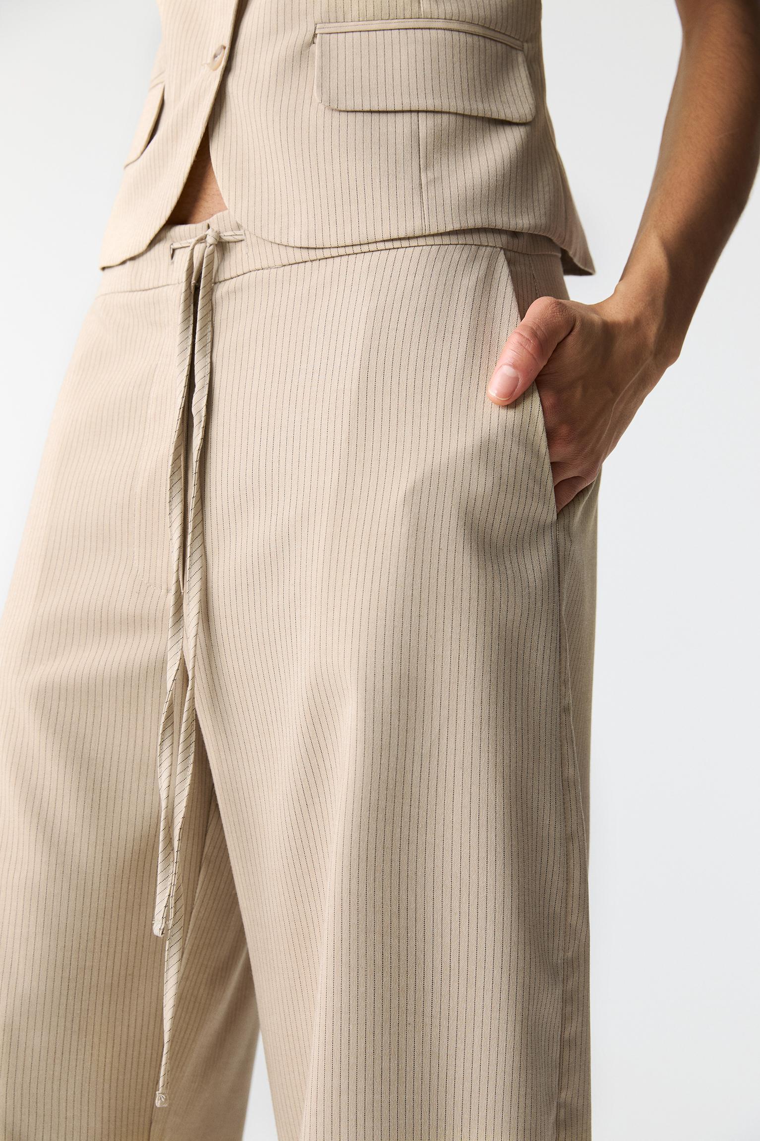 Striped barrel pants Product Image