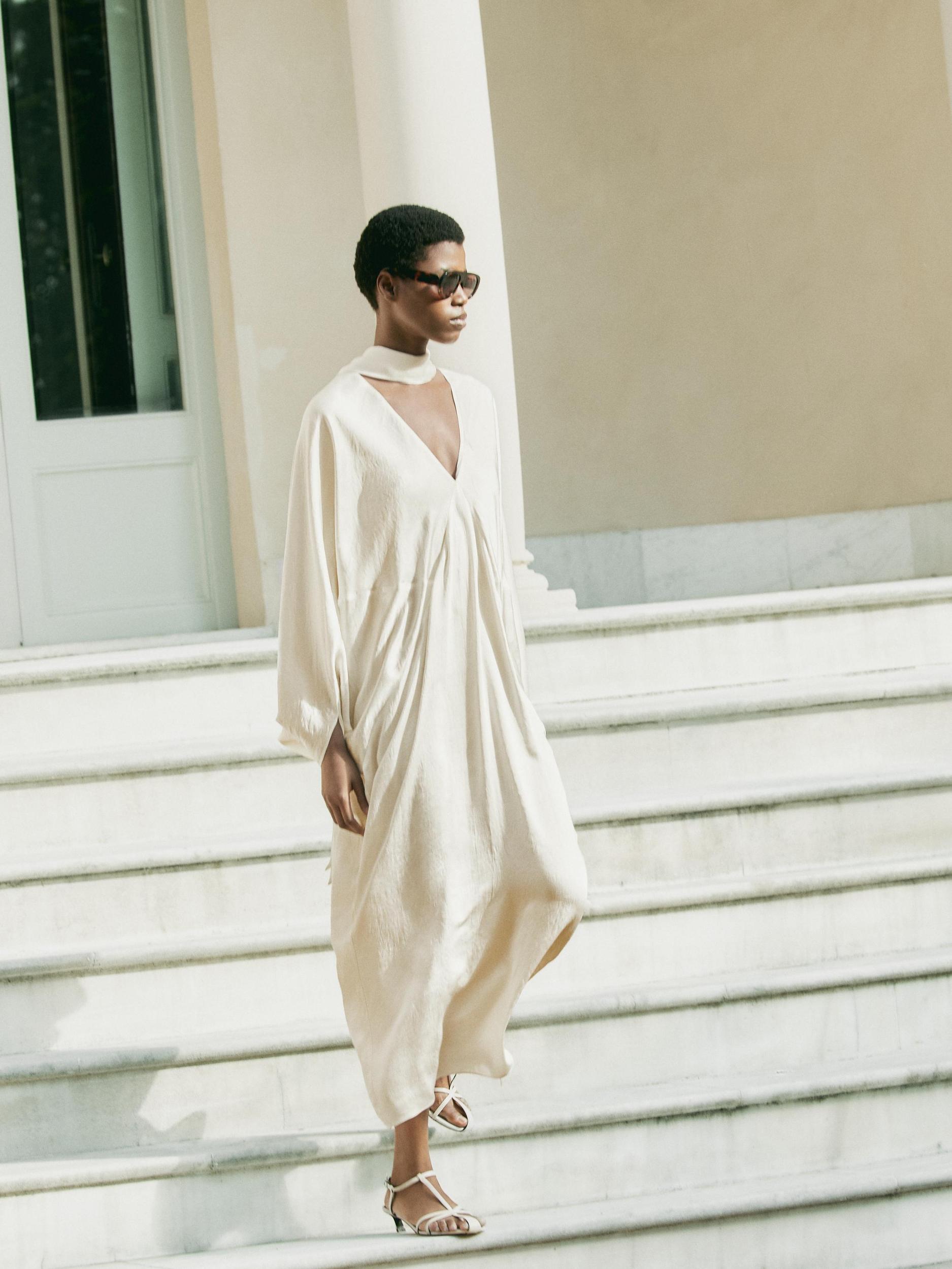 Flowing satin kimono dress - STUDIO Product Image