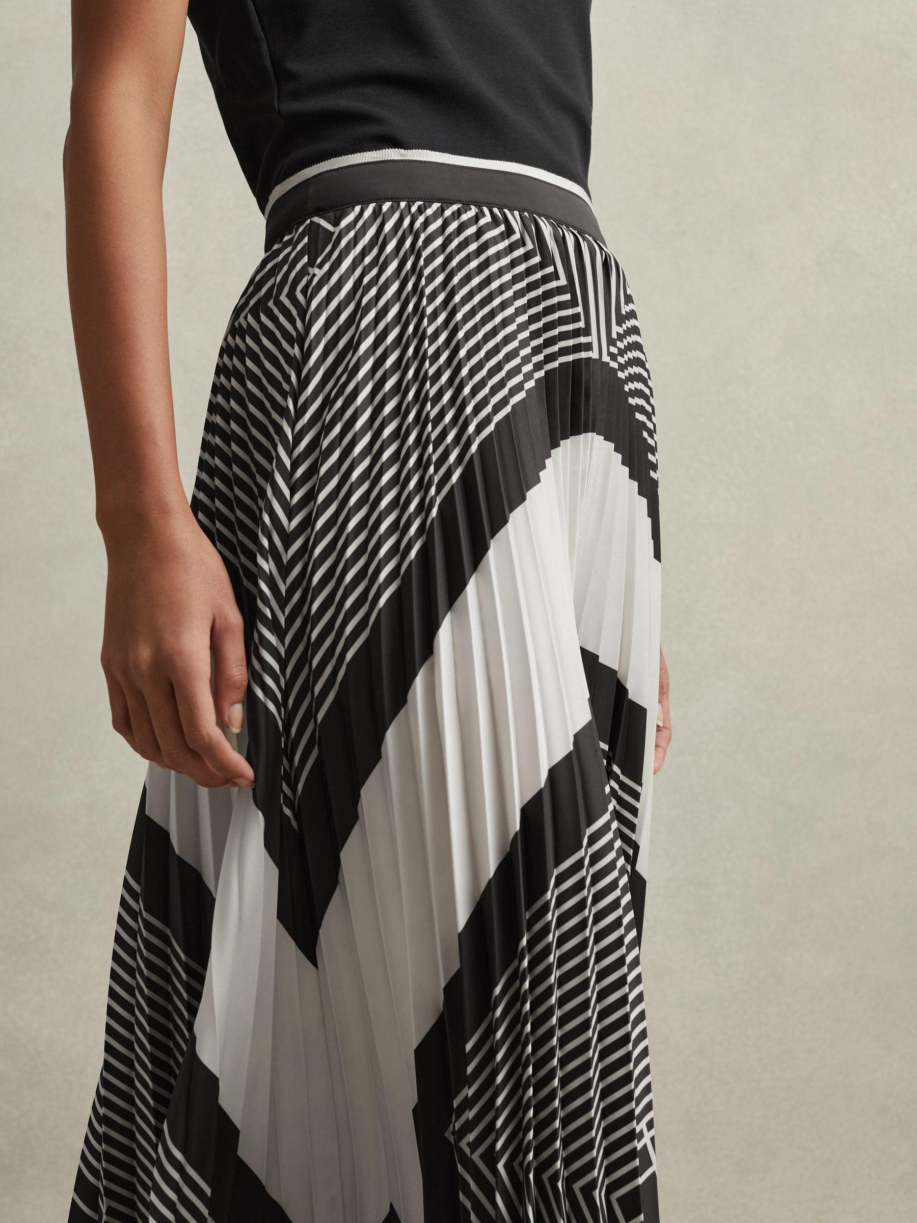 Printed Pleated Midi Skirt in Black/Cream Product Image