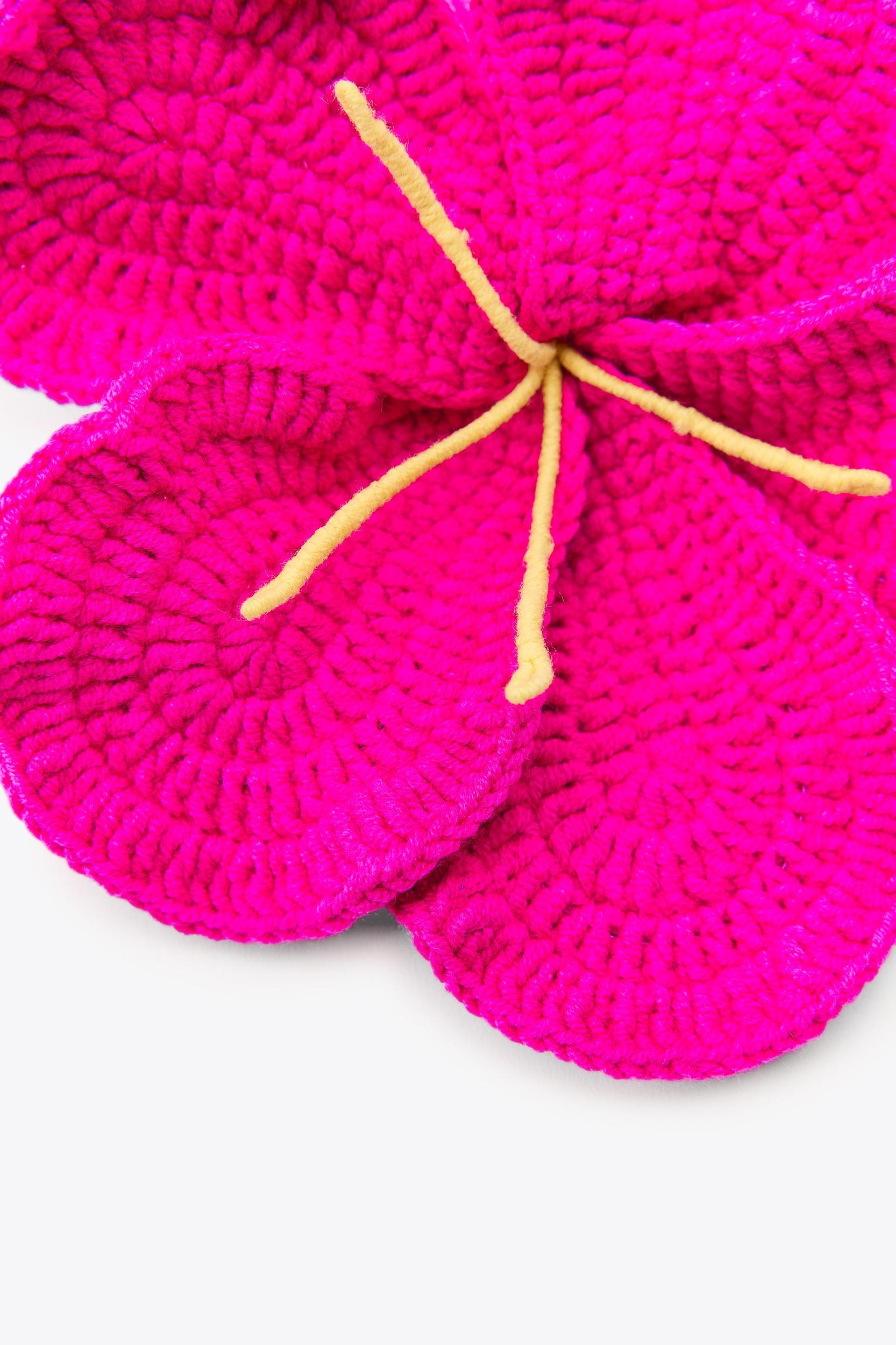 OVERSIZED CROCHET FLOWER HAIR TIE Product Image