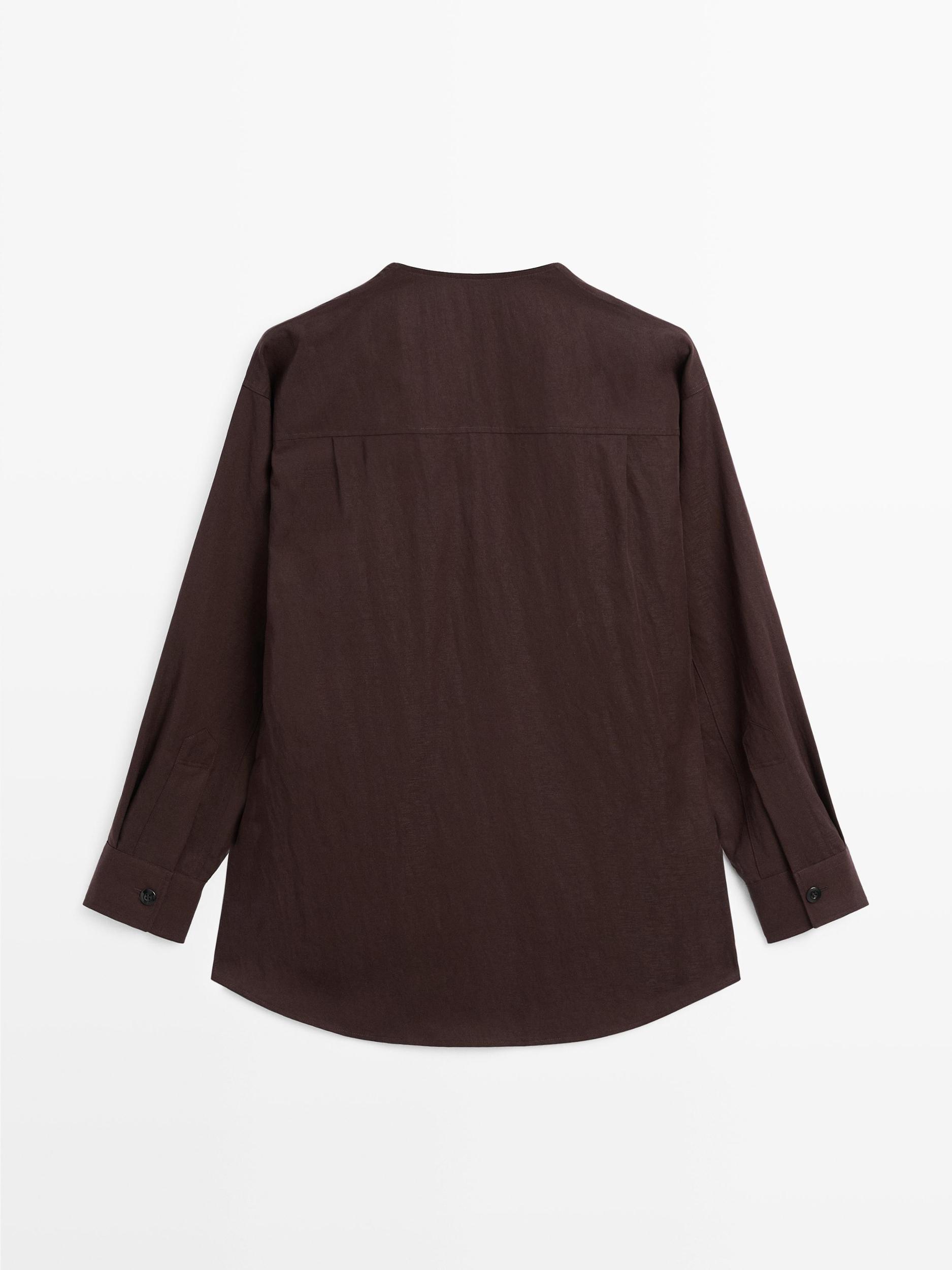 V-neck shirt with pockets Product Image