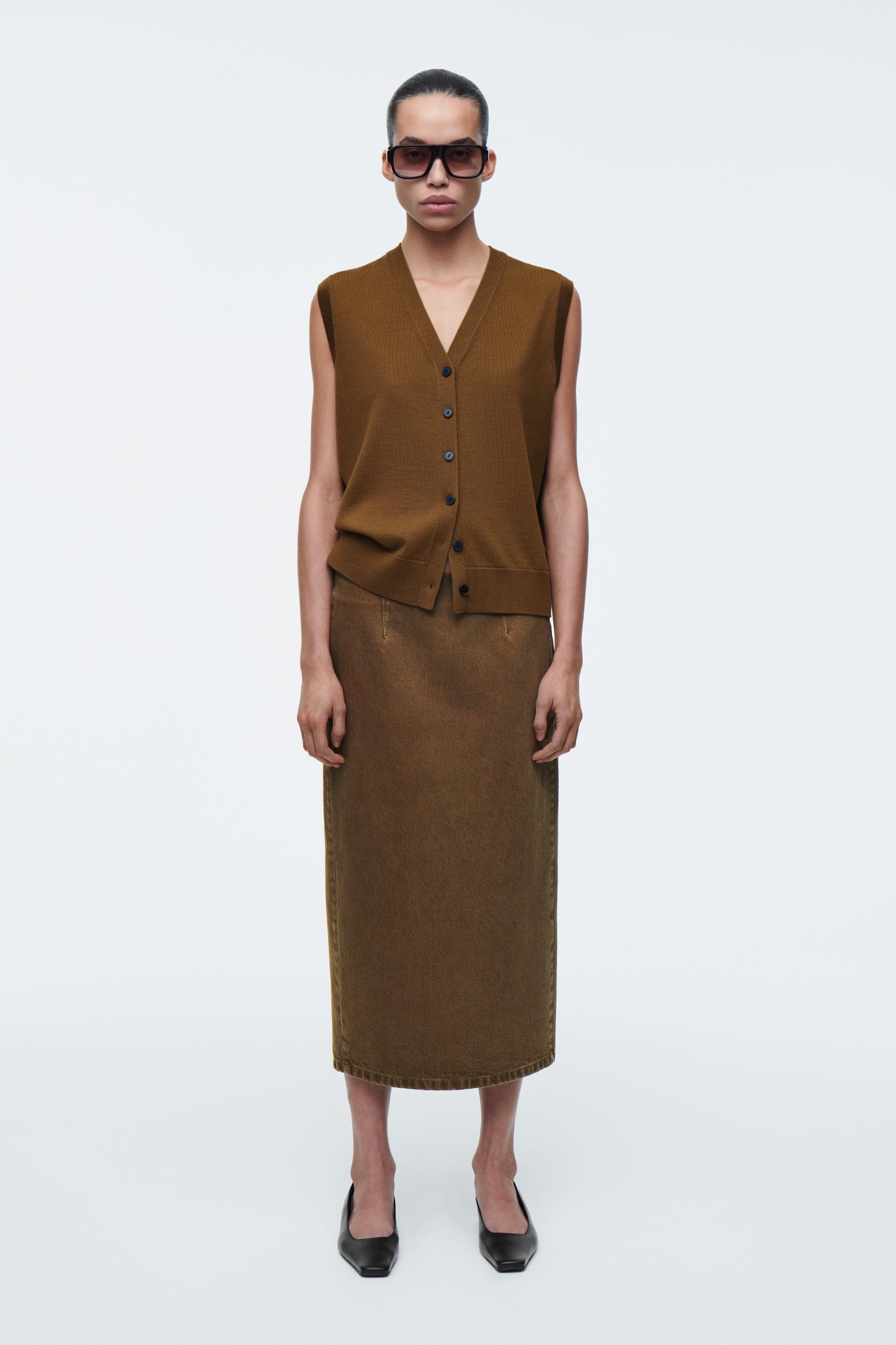 VNECK MERINO WOOL WAISTCOAT Product Image