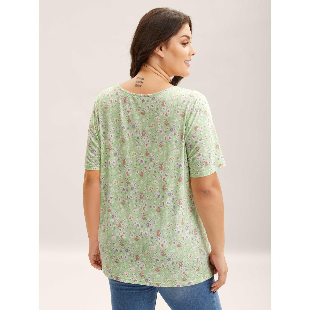 Plus Size Floral Print Plicated Detail T-Shirt LightGreen Women Leisure Tucked seam Natural Flowers V-neck Casual T-shirts BloomChic 10/M Product Image