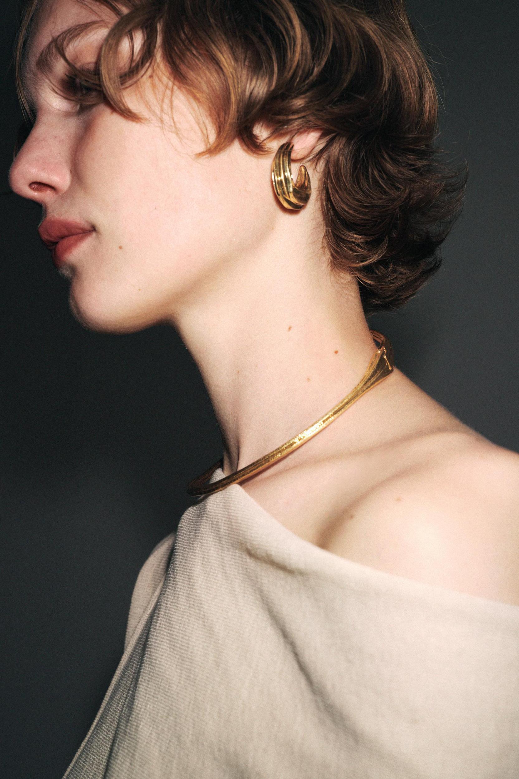 TEXTURED MEDIUM HOOP EARRINGS Product Image