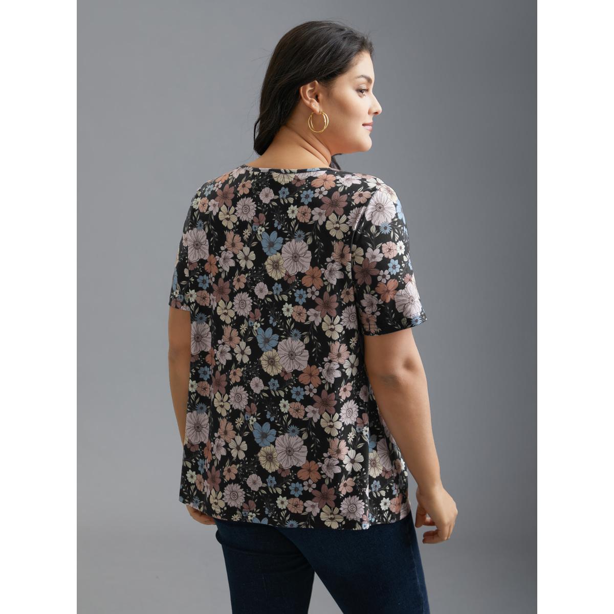 Plus Size Crew Neck Floral Print Stretchy T-Shirt Black Women Casual Contrast Natural Flowers Round Neck Everyday T-shirts BloomChic 30/6X Product Image