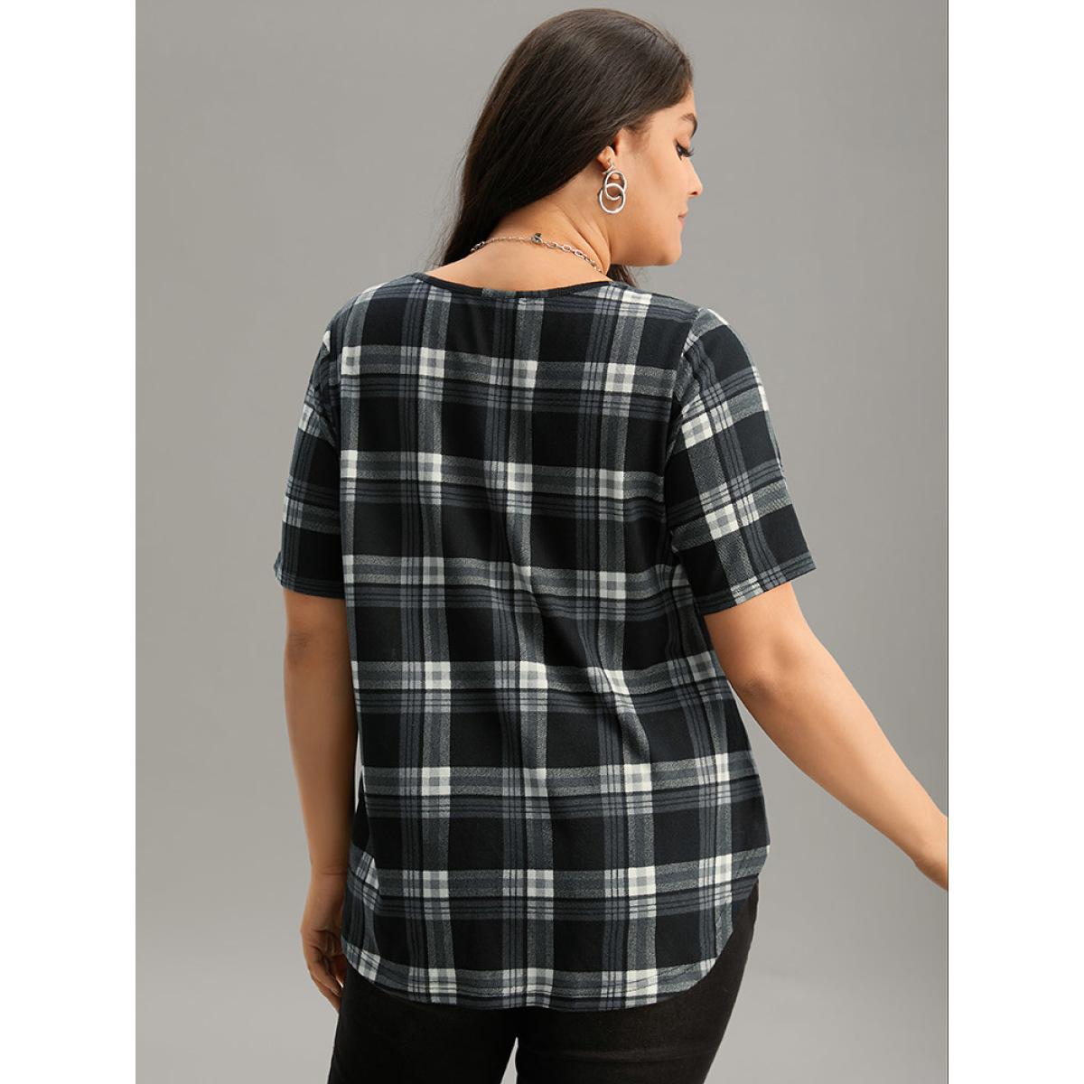Plus Size Plaid Contrast Crew Neck Curved Hem T-shirt Black Women Casual Contrast Plaid Round Neck Dailywear T-shirts BloomChic 26/4X Product Image