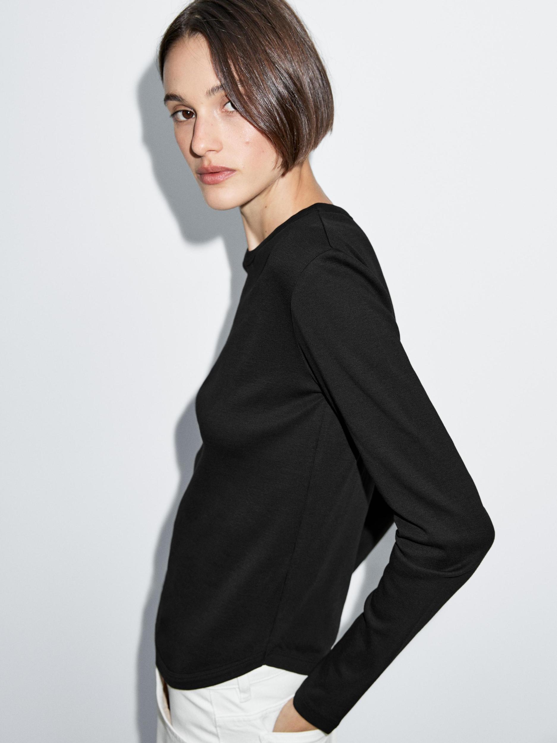 Long sleeve T-shirt with rounded hem Product Image