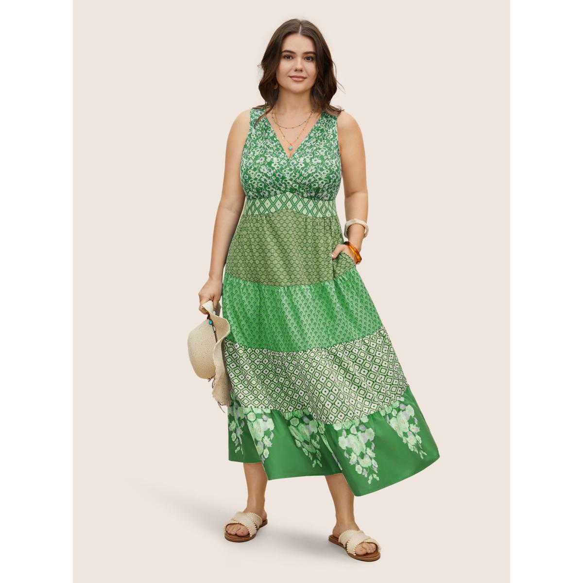Plus Size Bandana Patchwork Floral Sleeveless Dress Truegreen Women Resort Pleated V-neck Sleeveless Curvy BloomChic 12/L Product Image