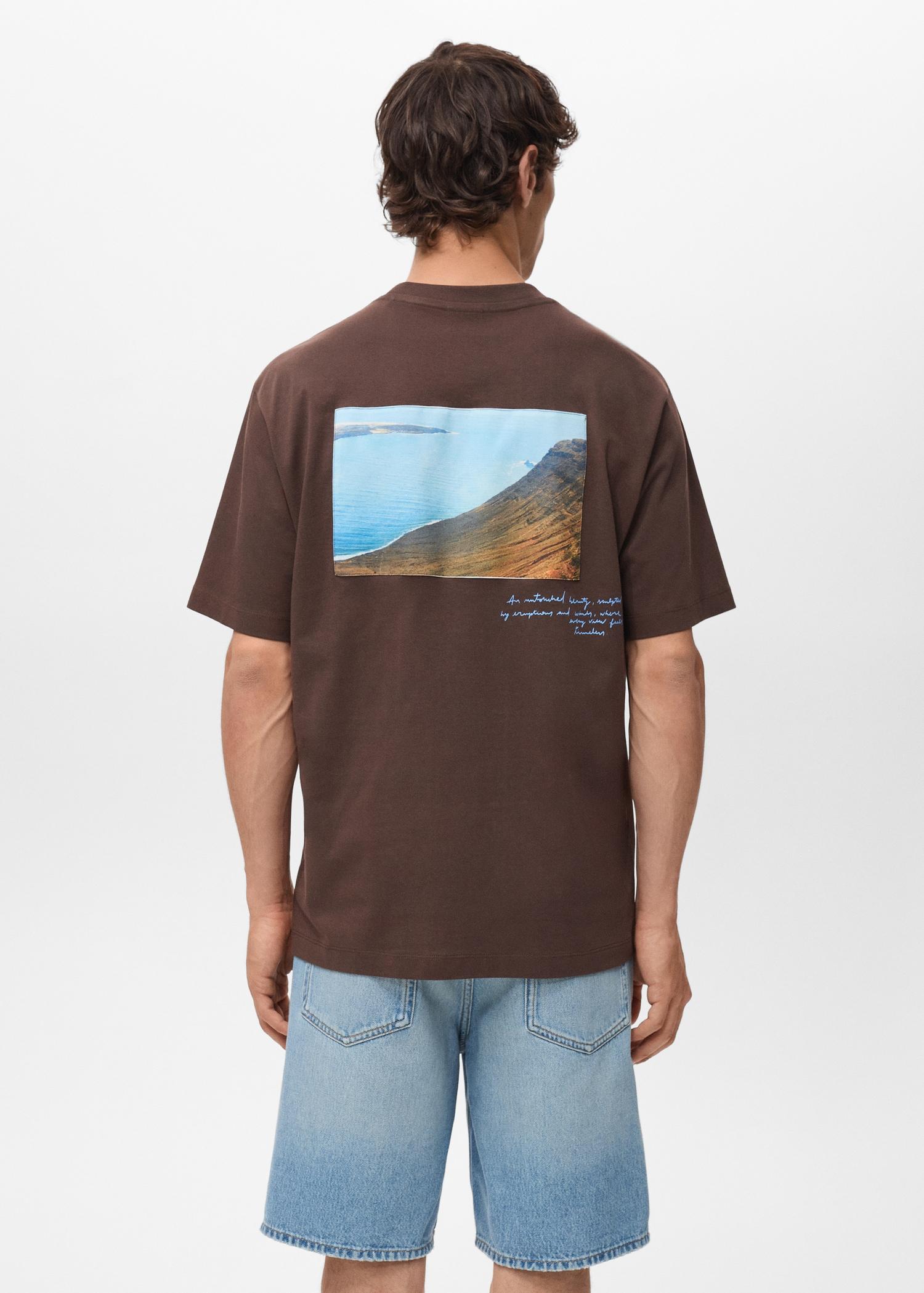 T-shirt with printed patch - Men | MANGO USA Product Image