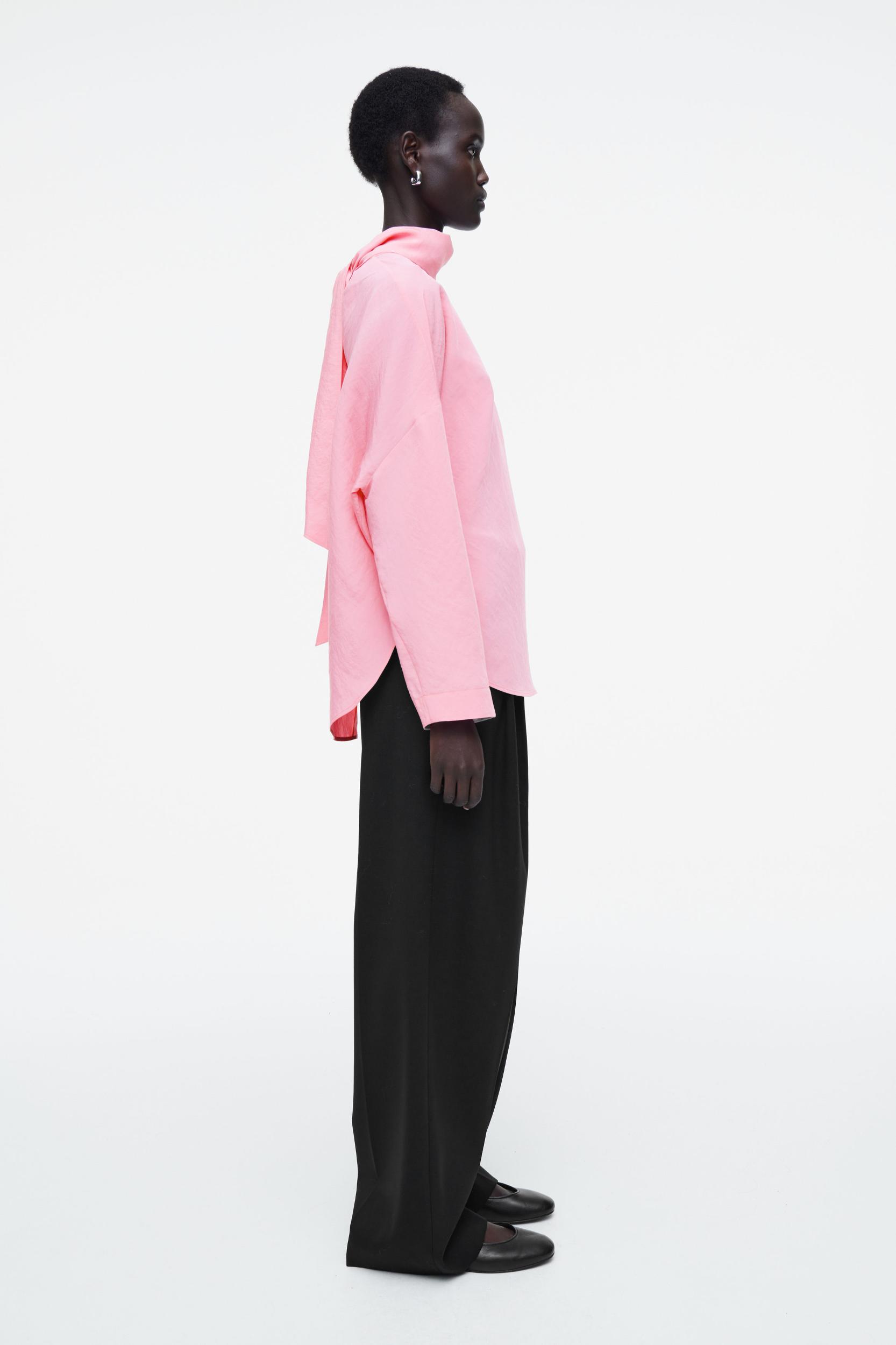 NECK-TIE CIRCLE-CUT BLOUSE Product Image