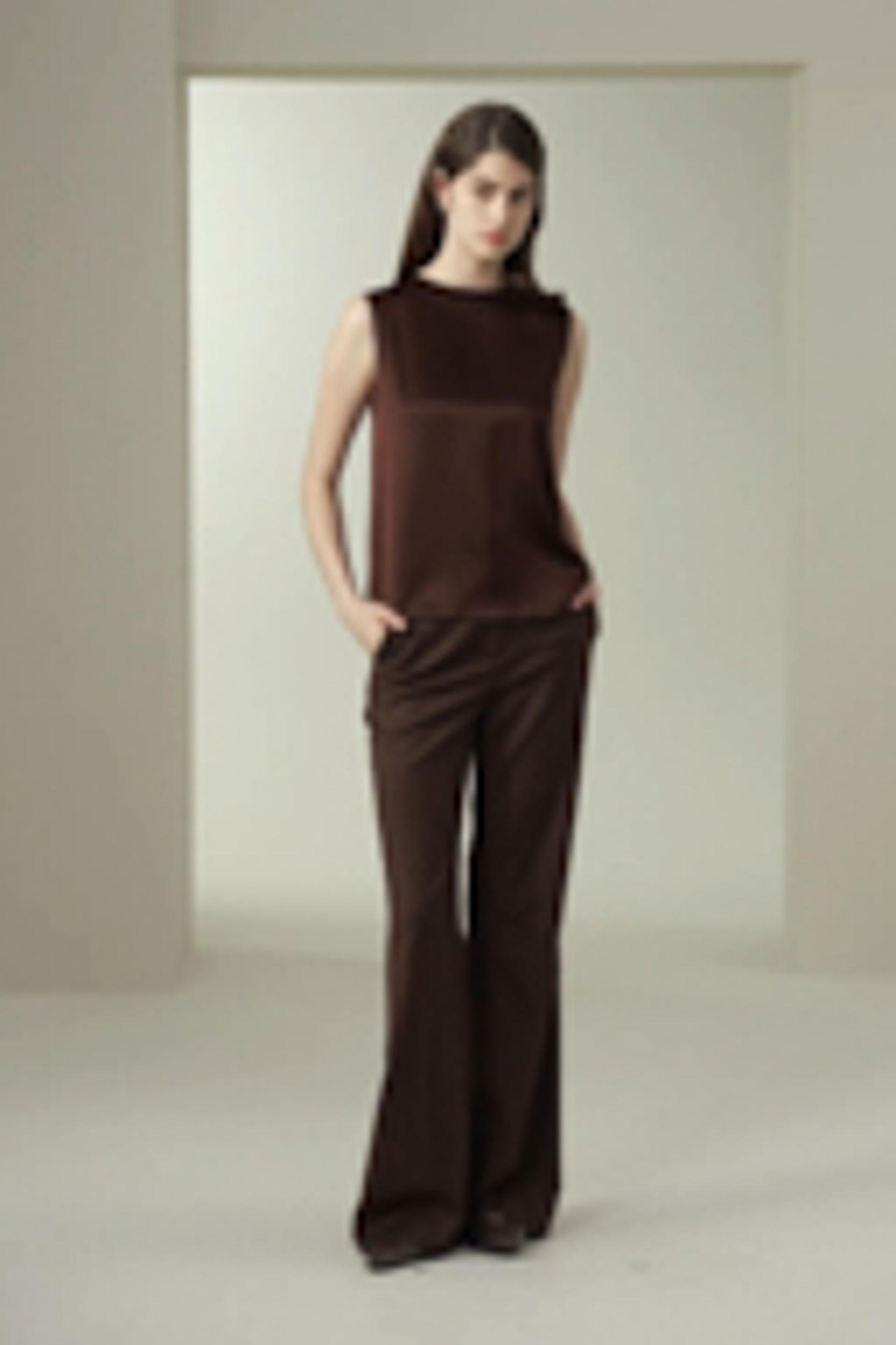 Sleeveless round neck silk top Product Image