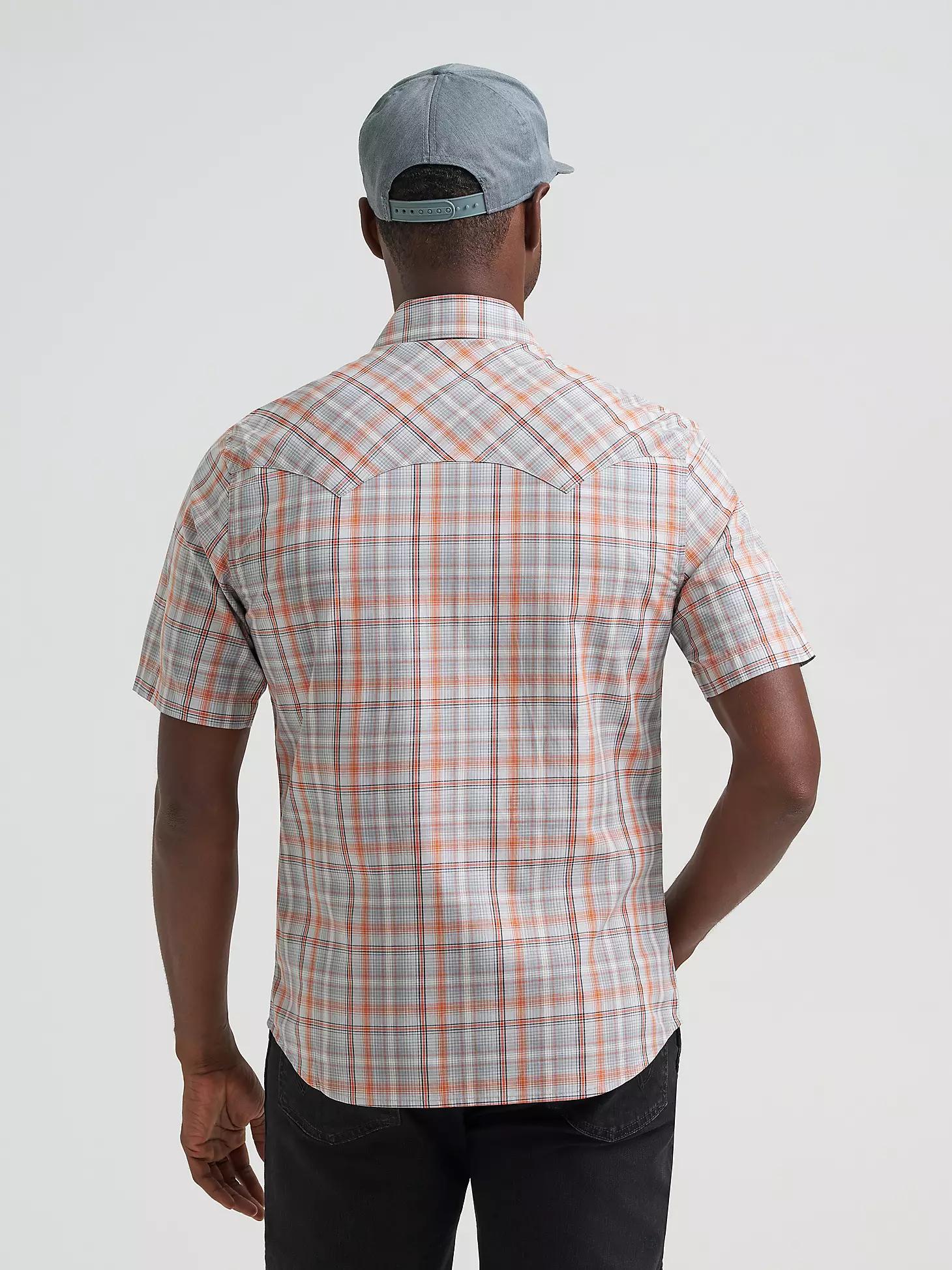 Men's Wrangler Retro® Short Sleeve Sawtooth Pocket Western Snap Shirt n Black Product Image