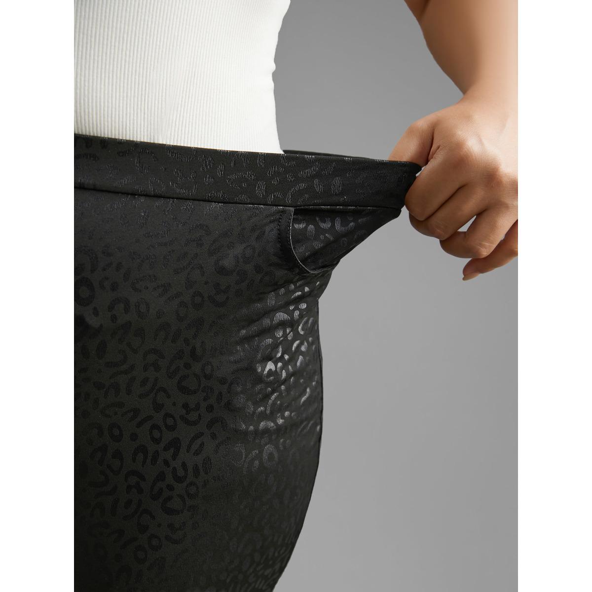 Plus Size Leopard Print Pocket High Stretch Leggings Women BlackFlower Elegant High stretch Skinny Mid Rise Everyday Leggings BloomChic 12/L Product Image