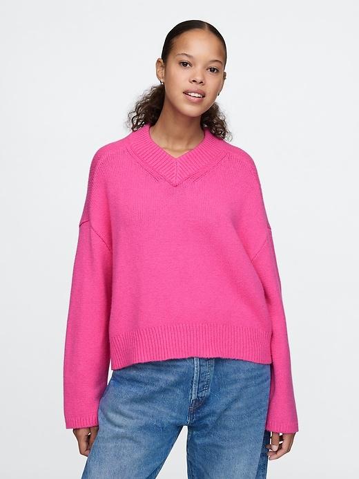 CashSoft Cropped High V-Neck Sweater Product Image